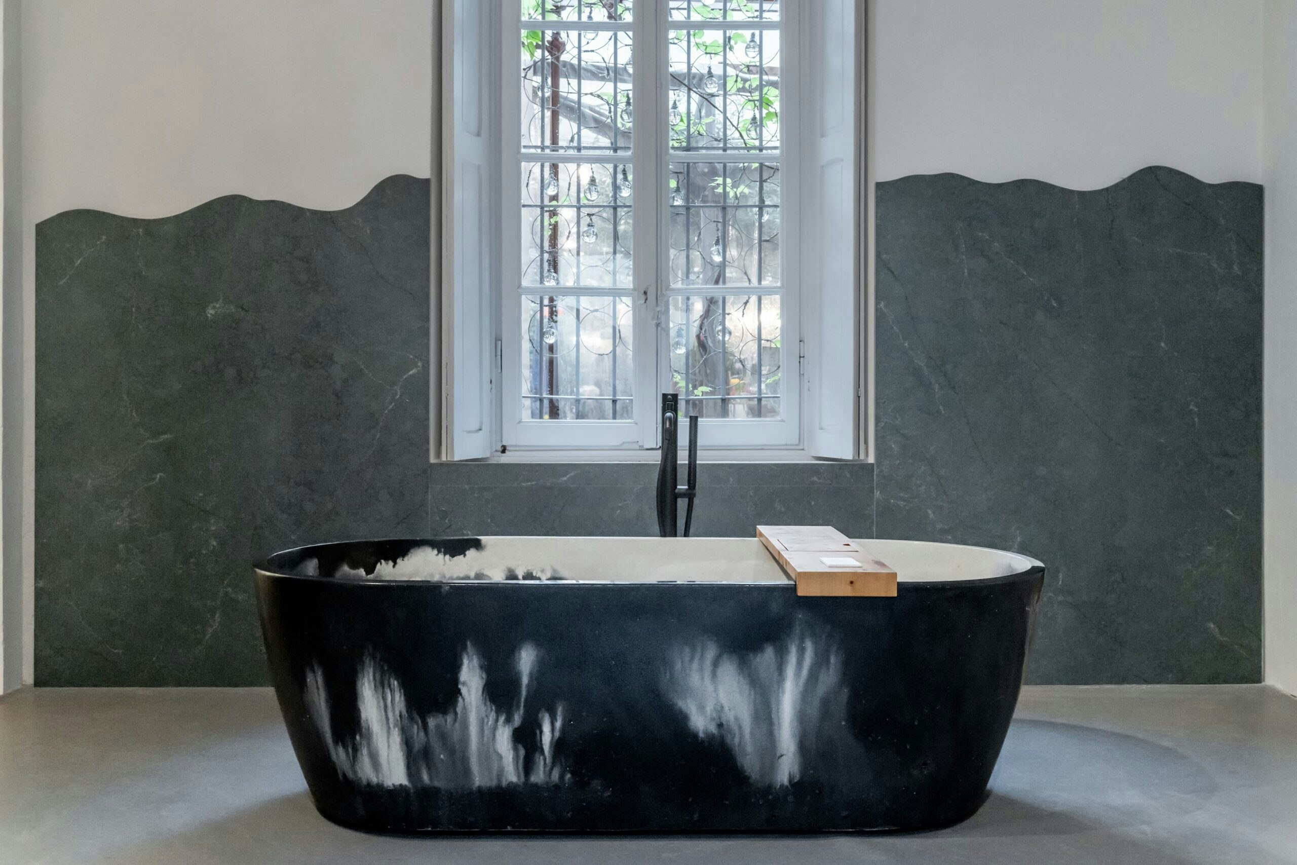 COSENTINO @ROSSANA ORLANDI CON UN’INSTALLAZIONE BAGNO BY CECILIA GARCÍA GALOFRE