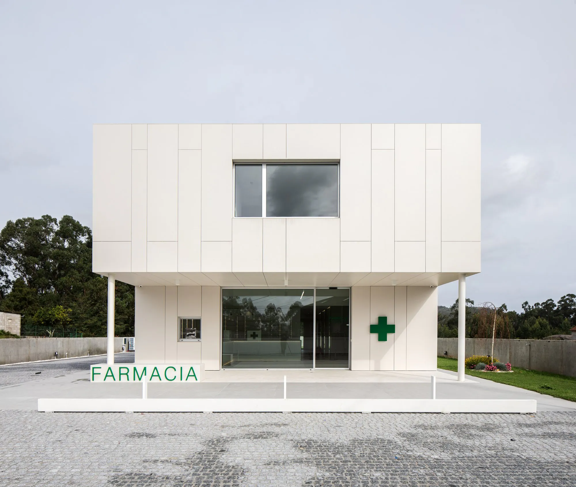 Farmacia Pontevedra (1) Image 40 of Farmacia Pontevedra 1.jpg?auto=format%2Ccompress&ixlib=php 3.3 in Continuità e resistenza in una villa con carattere - Cosentino