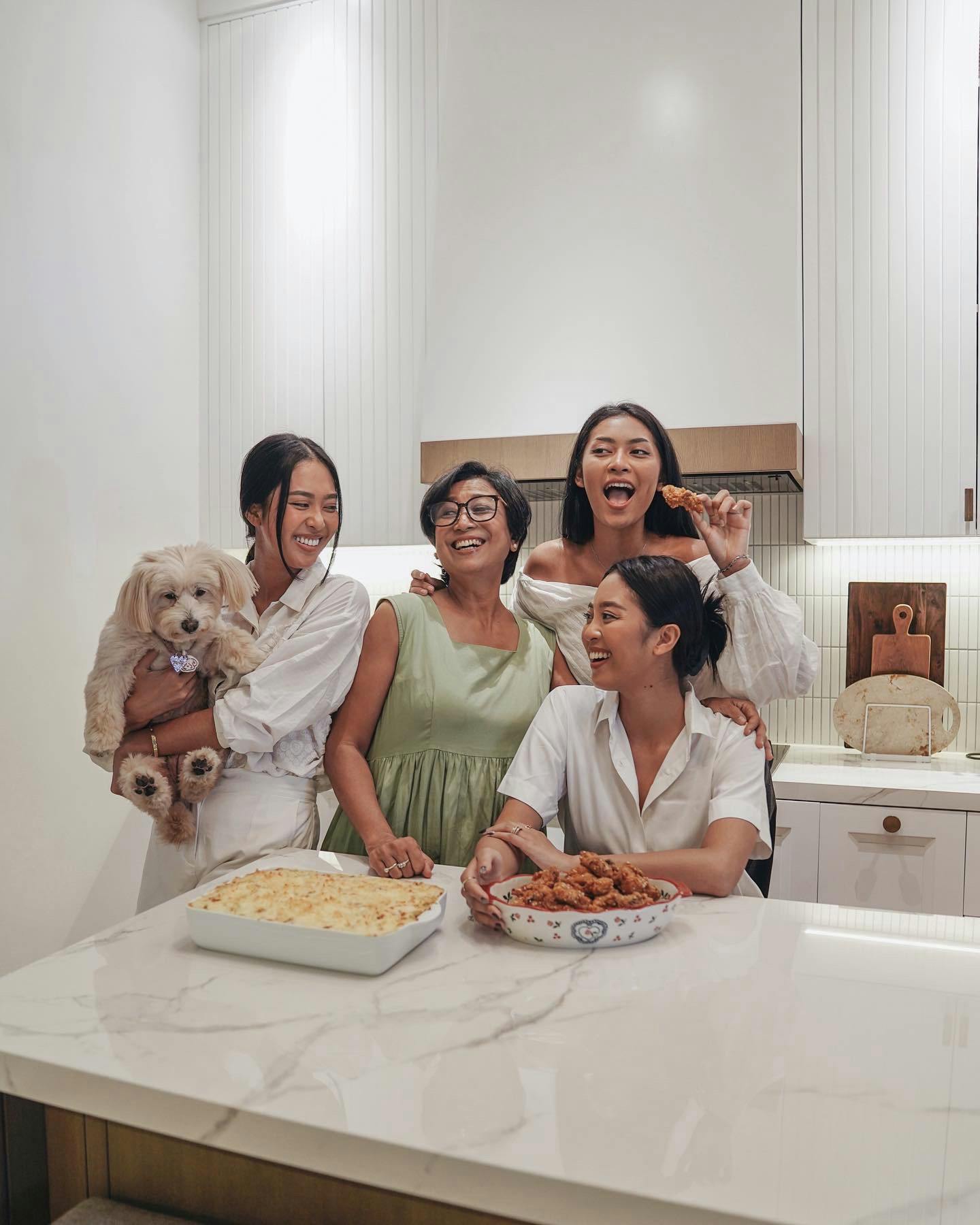 Image of Rahajeng Family Indonesia 10.jpg?auto=format%2Ccompress&ixlib=php 3.3 in Dekton Natura, the bright colour chosen for a kitchen designed to take Instagram by storm - Cosentino