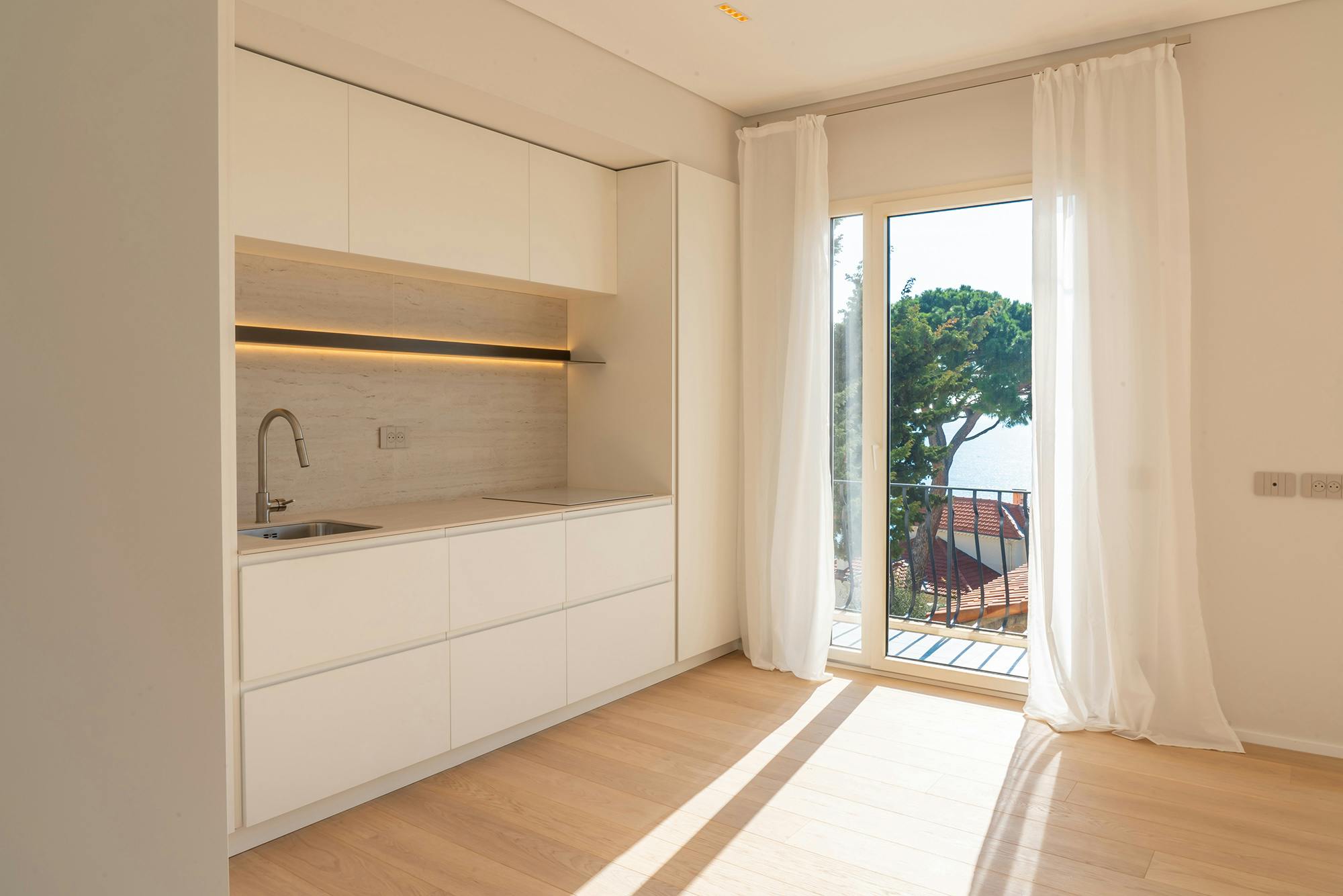 Image of Pietra Kode House 31.jpg?auto=format%2Ccompress&ixlib=php 3.3 in A seaside flat with a relaxed atmosphere, which enhances the brightness thanks to the off-white tone of Dekton Nayla - Cosentino