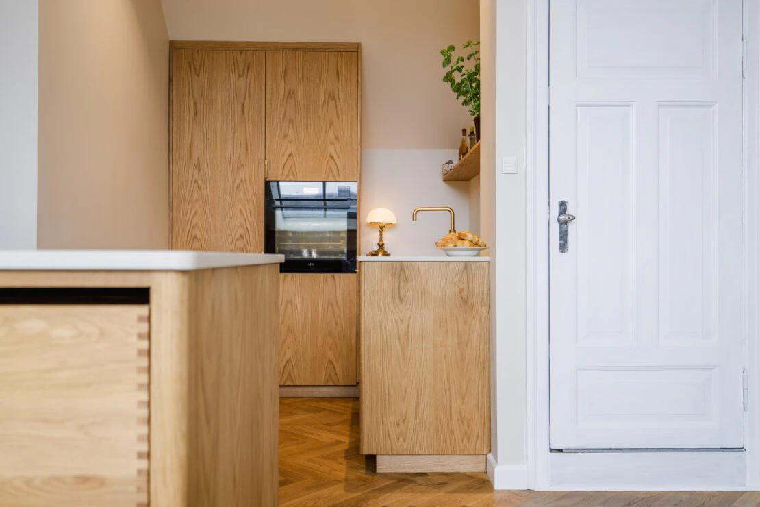 Kitchens Interior Design ８６年 キッチン インテリア A modern, practical and discreet kitchen in a historic building in