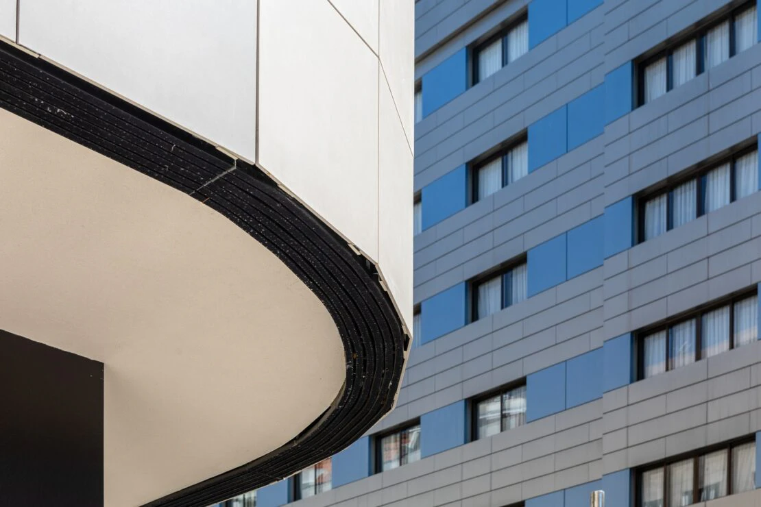 The perfect curve on a façade in Pontevedra Cosentino Japan