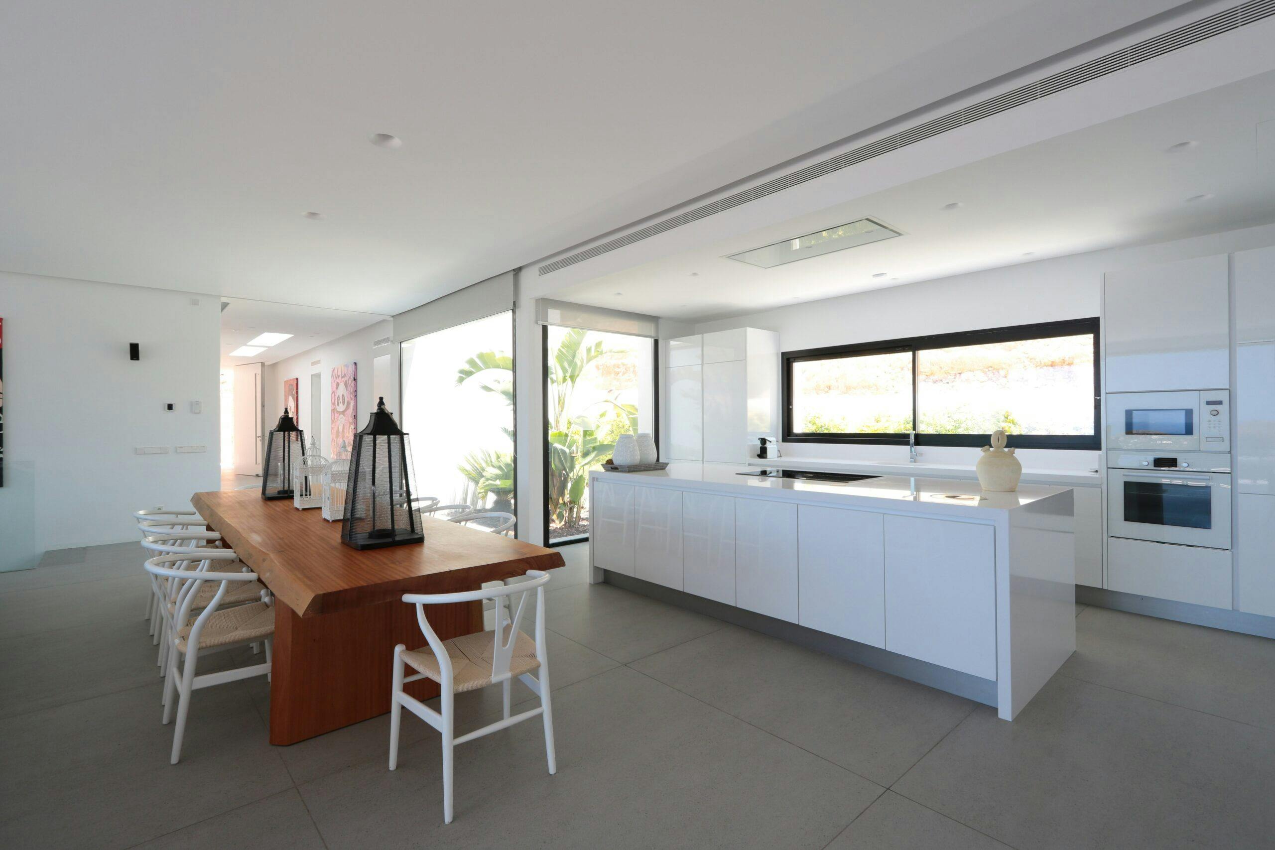 Image of iconic white kitchen strato floor 2 ibiza scaled in Villa Omnia, Ibiza met Dekton en Silestone - Cosentino