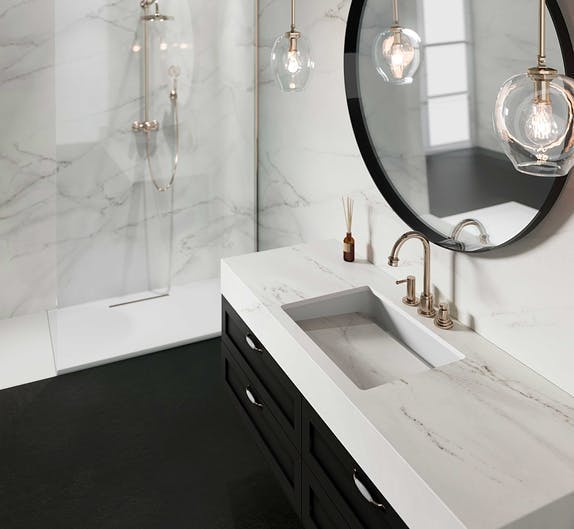 Image of Dekton Bathroom USA Rem 2 scaled 1 in Zuiver wit met een grijsgouden twist, deze marmerlook inspireert - Cosentino