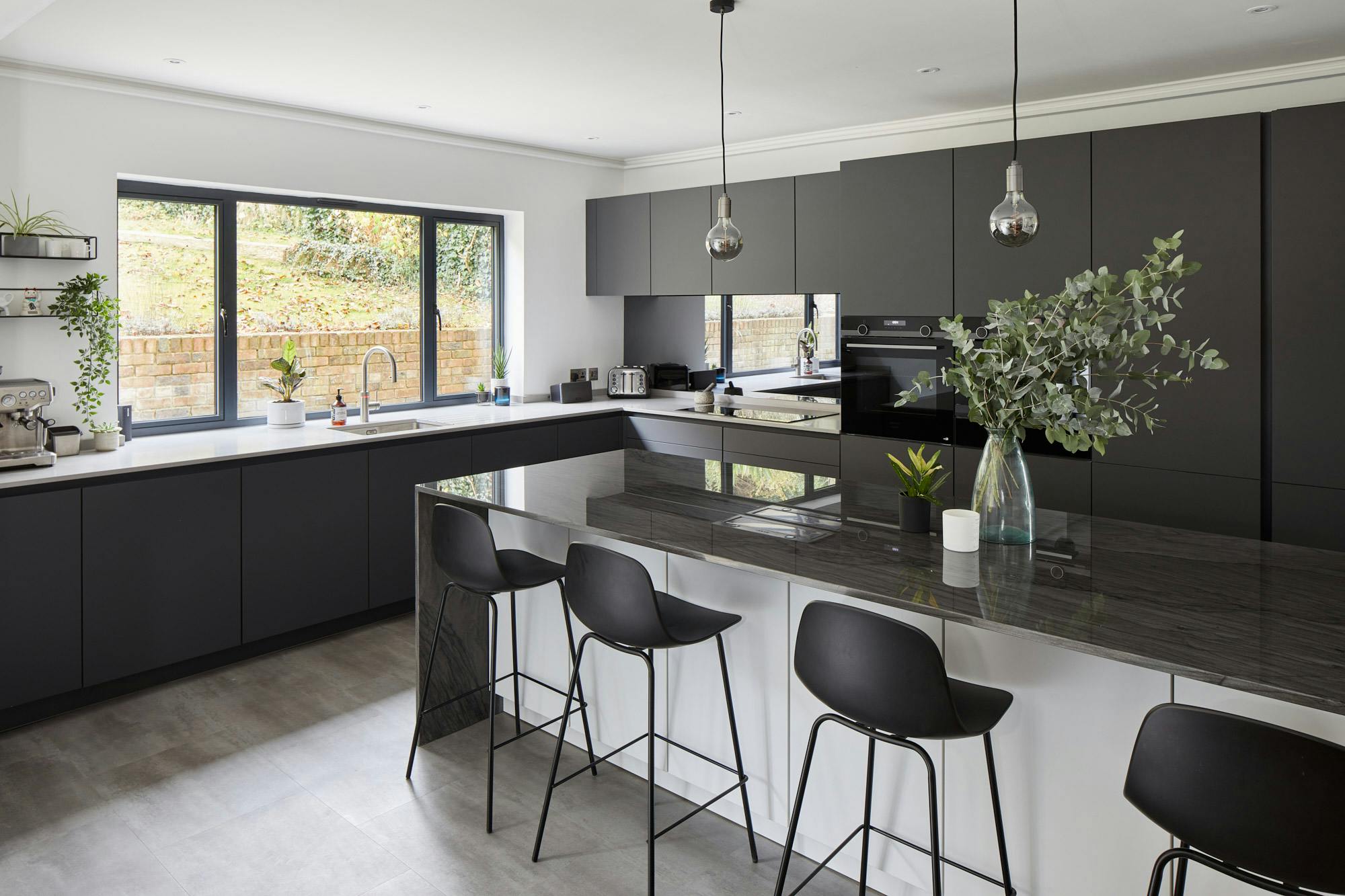 Image of kitchen Hayes silestone sensa cocina 9.jpg?auto=format%2Ccompress&ixlib=php 3.3 in {{Luxury and functionality in an attractive open-plan kitchen in Hayes }} - Cosentino