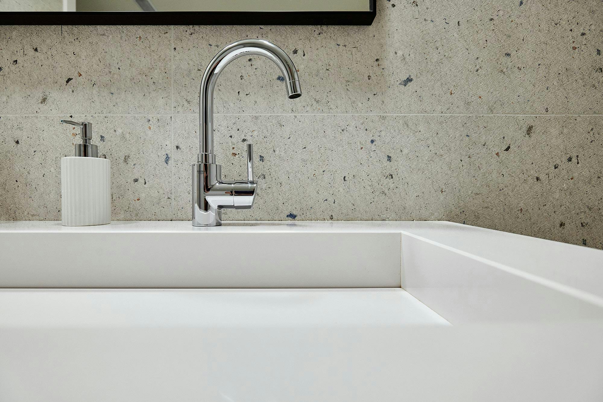 Image of aedas homes bano silestone blanco zeus 2.jpg?auto=format%2Ccompress&ixlib=php 3.3 in Cosentino, the star of the new functional, modern and sustainable house in the AEDAS Homes showroom in Madrid - Cosentino