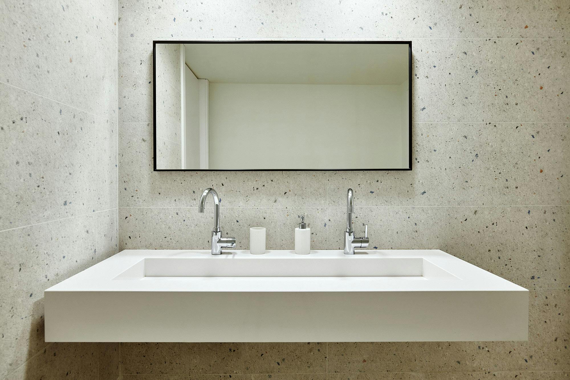 Image of aedas homes bano silestone blanco zeus 5.jpg?auto=format%2Ccompress&ixlib=php 3.3 in Cosentino, the star of the new functional, modern and sustainable house in the AEDAS Homes showroom in Madrid - Cosentino