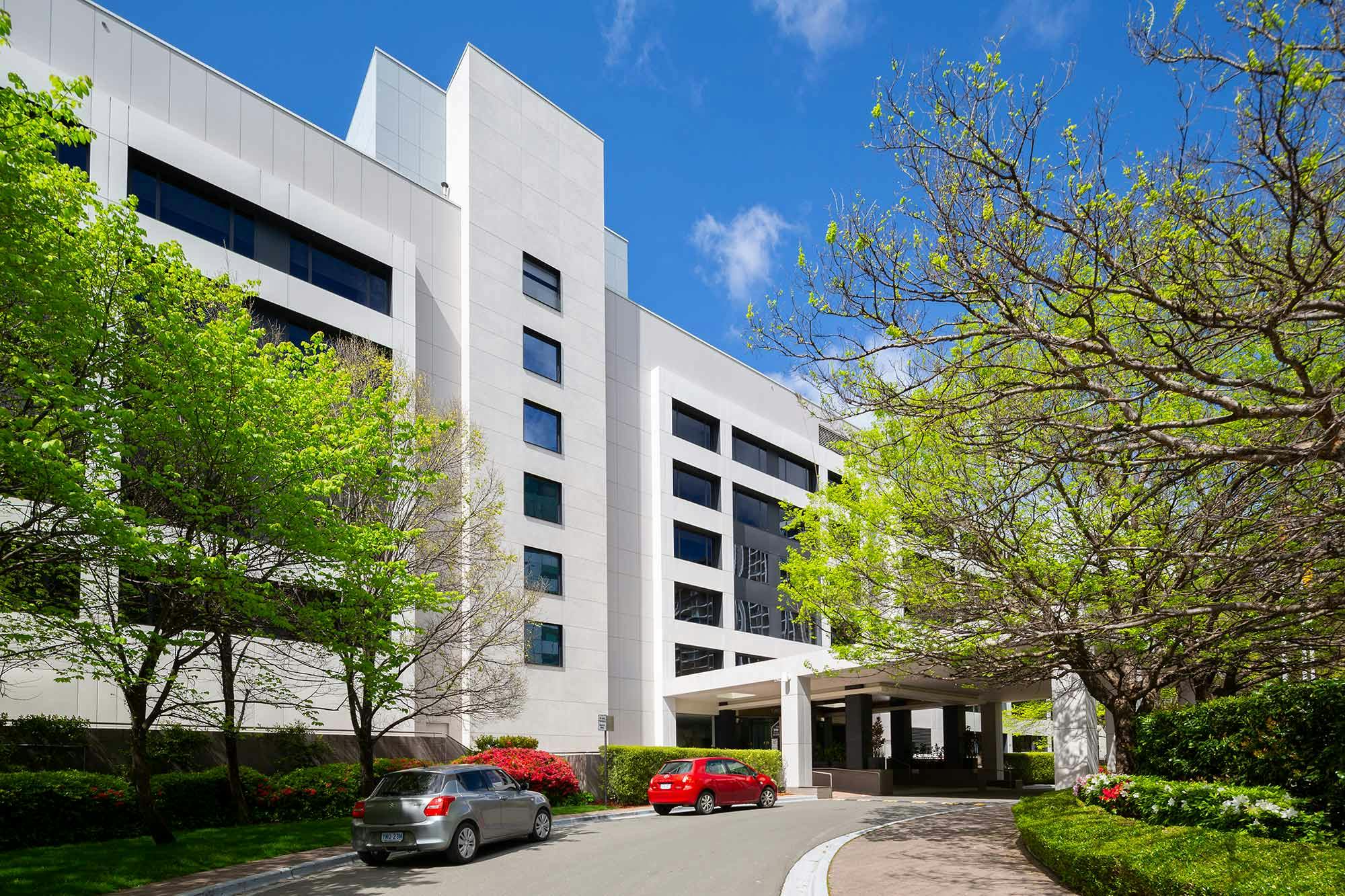 Image of Crowne plaza facade 9.jpg?auto=format%2Ccompress&ixlib=php 3.3 in Dekton Lunar adds character to the Crowne Plaza hotel in Canberra, Australia - Cosentino