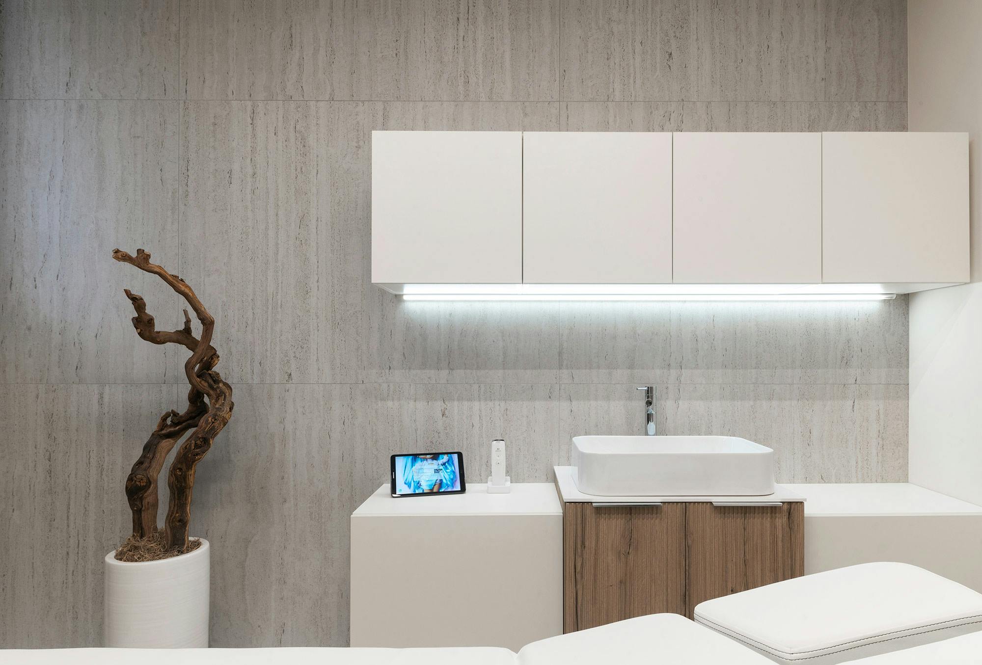 Image of Fausta Beauty Center 16.jpg?auto=format%2Ccompress&ixlib=php 3.3 in Natural light partners with Dekton Marmorio to create an enveloping, sophisticated bathroom - Cosentino