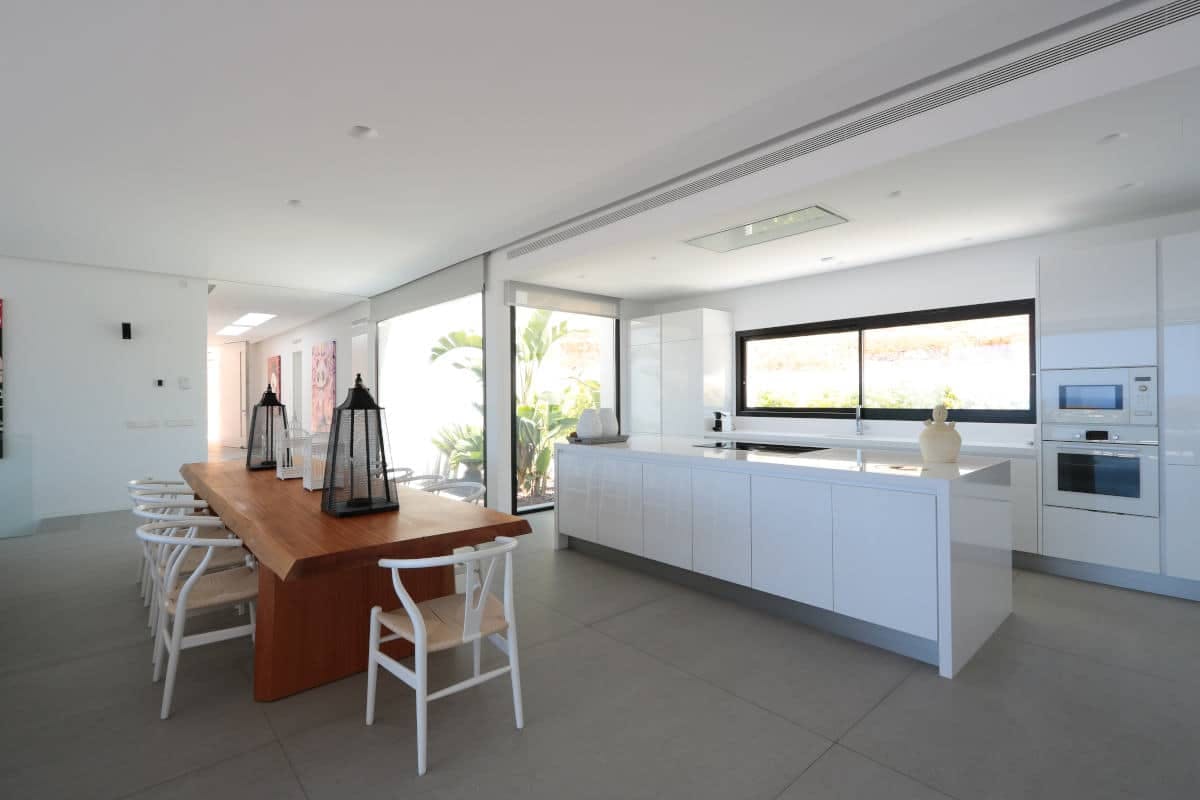 Image of iconic white kitchen strato floor 2.jpg?auto=format%2Ccompress&ixlib=php 3.3 in Desing and functionality in the Balearic Islands - Cosentino