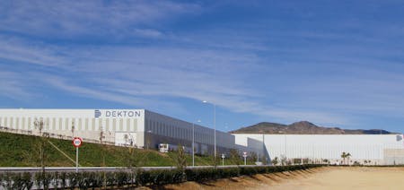 Image of DEKTON Fabrica exterior 1 3.jpg?auto=format%2Ccompress&fit=crop&ixlib=php 3.3 in Dekton® by Cosentino sterren op de Mutua Madrid Open 2019 - Cosentino