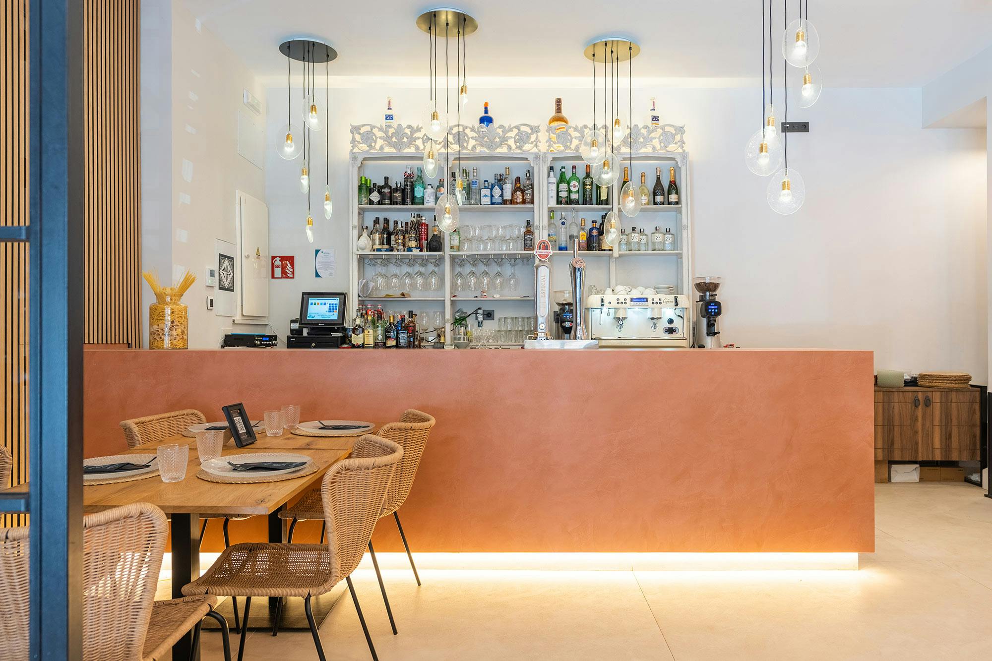 Image of restaurante vaniela dekton barra.jpg?auto=format%2Ccompress&ixlib=php 3.3 in The Mediterranean inspiration of the Kraftizen by Dekton collection as a partner of Almería’s trendiest restaurant - Cosentino