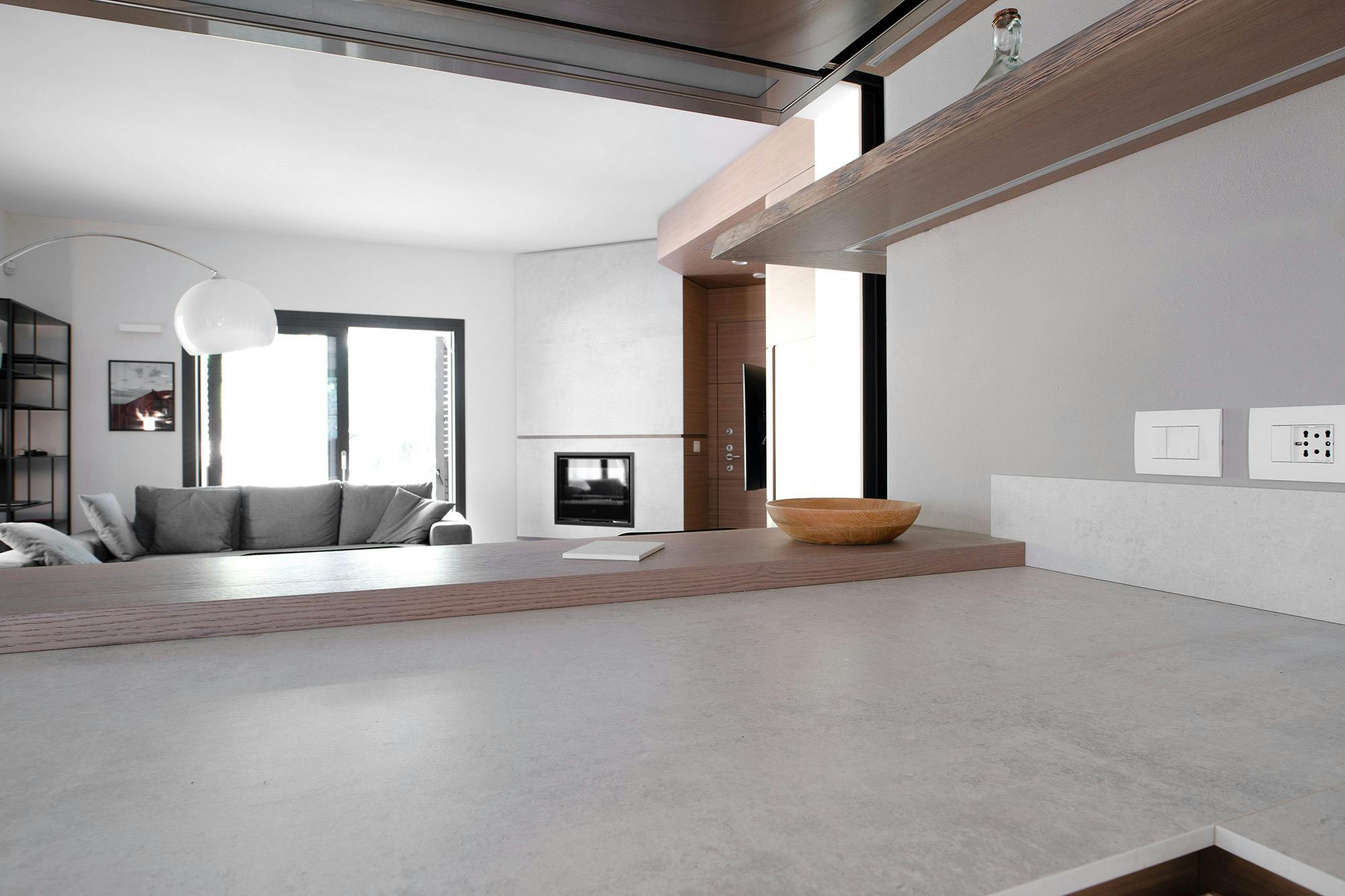 Image of villa italiana mariano cornese dekton 9.jpg?auto=format%2Ccompress&ixlib=php 3.3 in One material, a range of uses: this modern house features Dekton Lunar in the fireplace, kitchen and bathroom - Cosentino