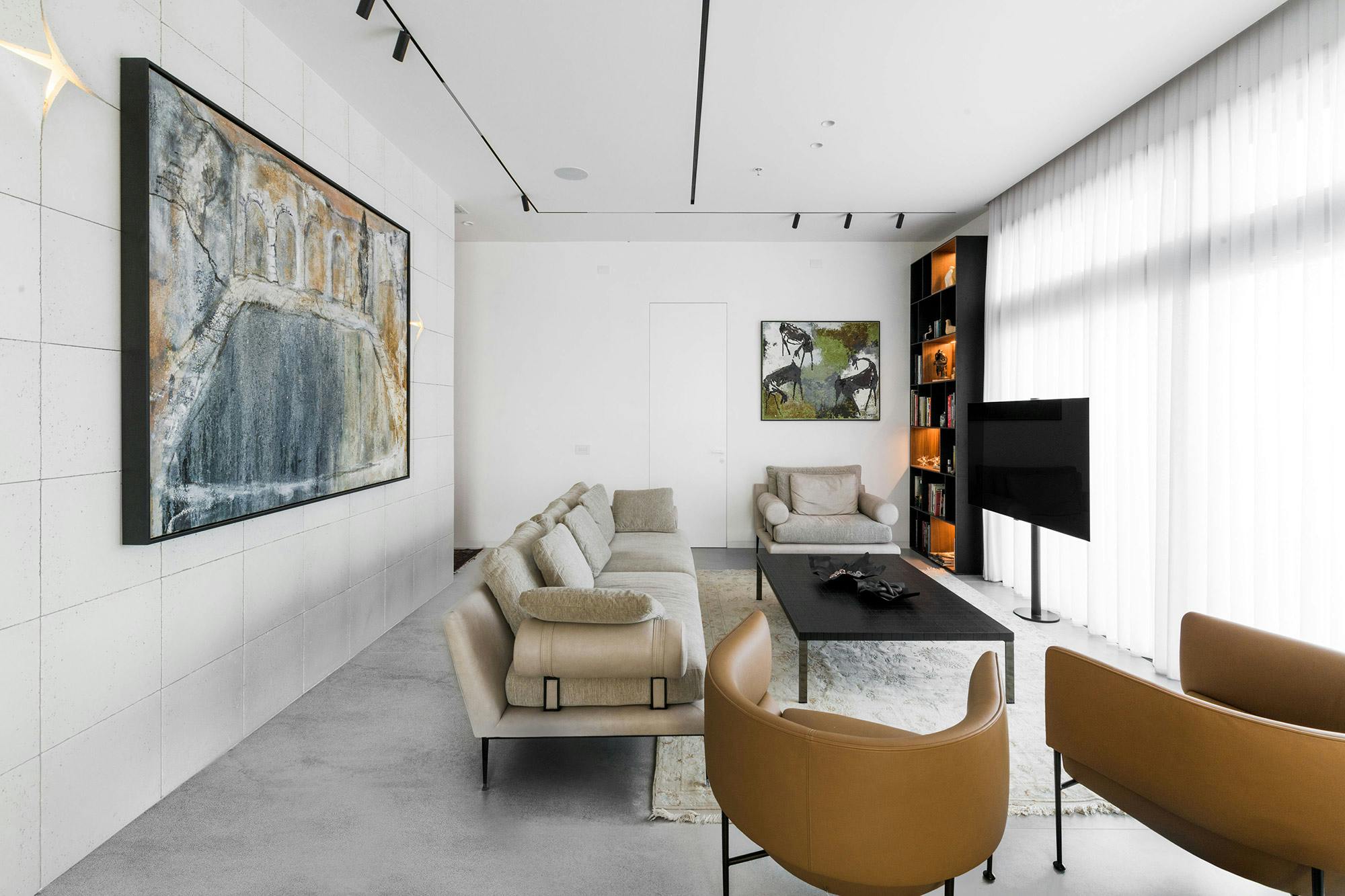 Image of Apartment in Tel Aviv Zissy Hatsubai 12.jpg?auto=format%2Ccompress&ixlib=php 3.3 in An urban and sophisticated loft with elegant surfaces in white, black and wood - Cosentino
