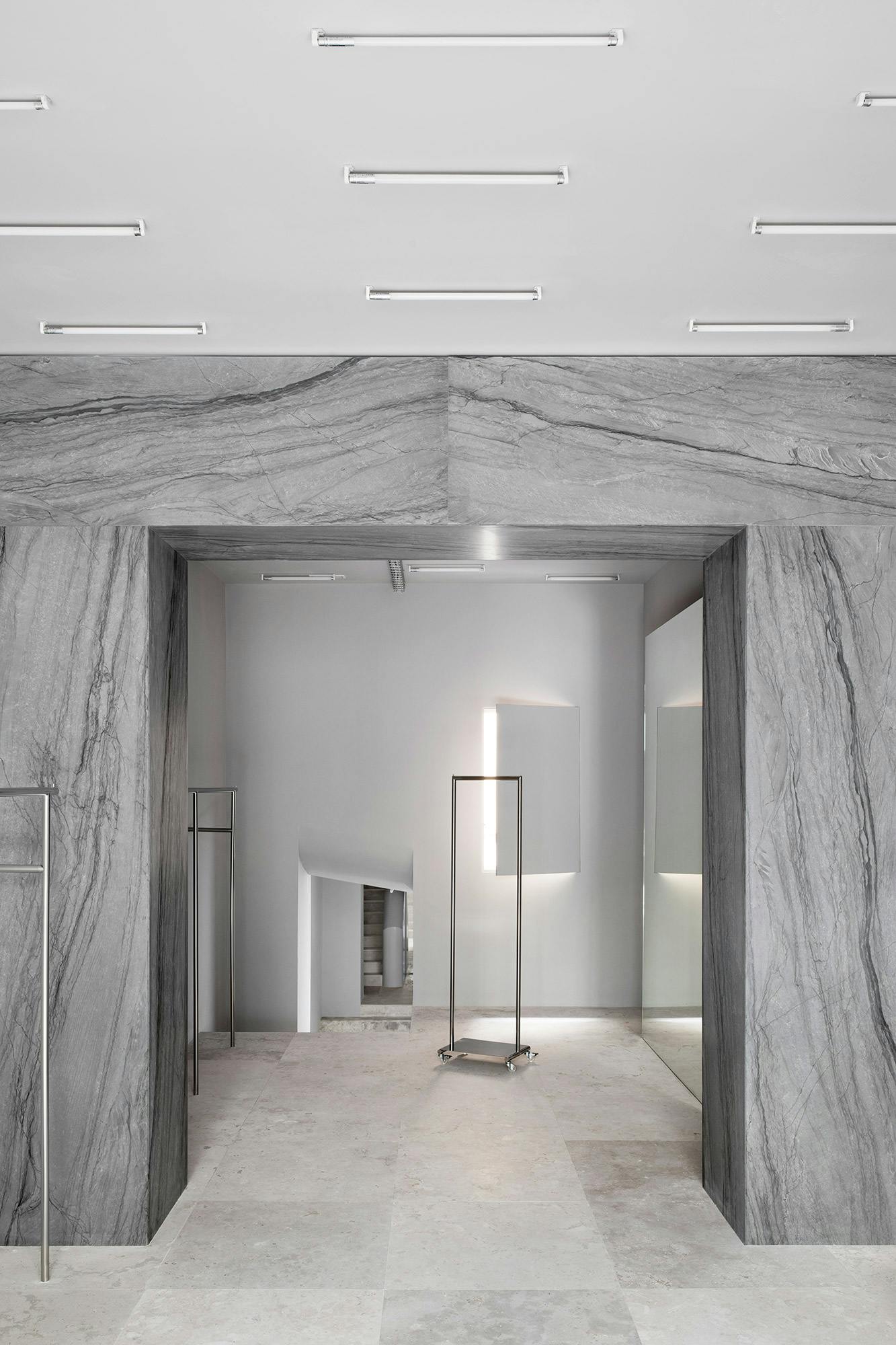 Image of Redondo Brand Store GERMAN SAIZ 3.jpg?auto=format%2Ccompress&ixlib=php 3.3 in {{A monolithic arch in Sensa Platino gives character to a new fashion shop in Madrid}} - Cosentino