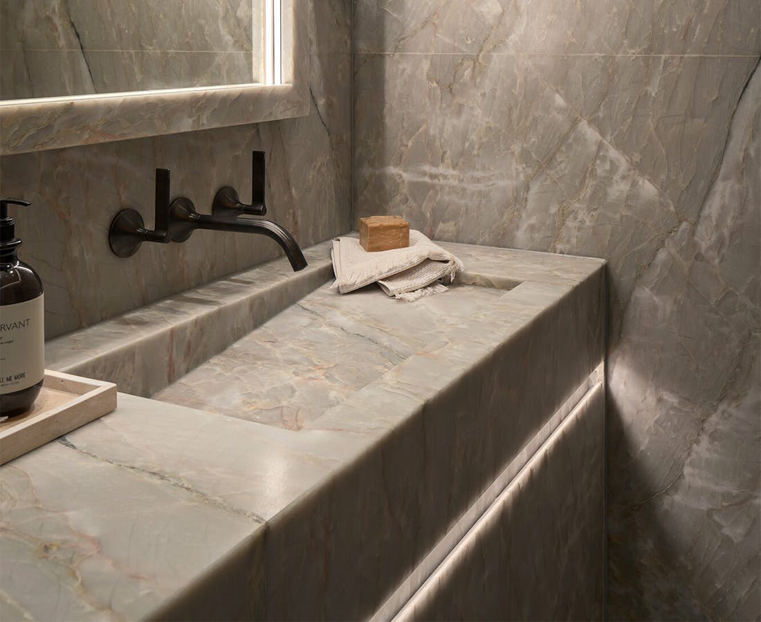 Sensa-Vancouver-Bath-HR-(2) Image 37 of Sensa Vancouver Bath HR 2 e1733051660167.jpg?auto=format%2Ccompress&fit=crop&ixlib=php 3.3 in This is how you should design a home to promote relaxation - Cosentino