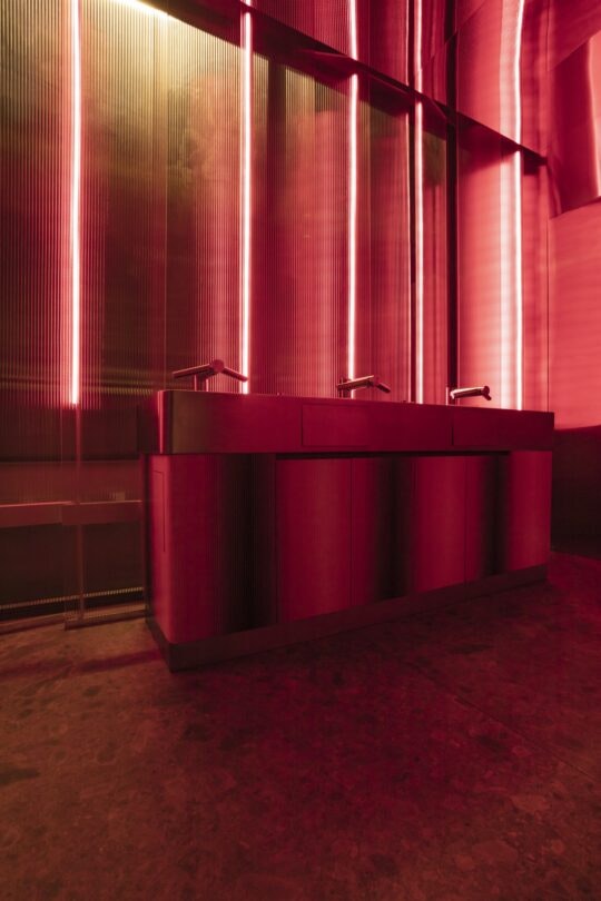 Bar lady bee (19) Bar lady bee (19)