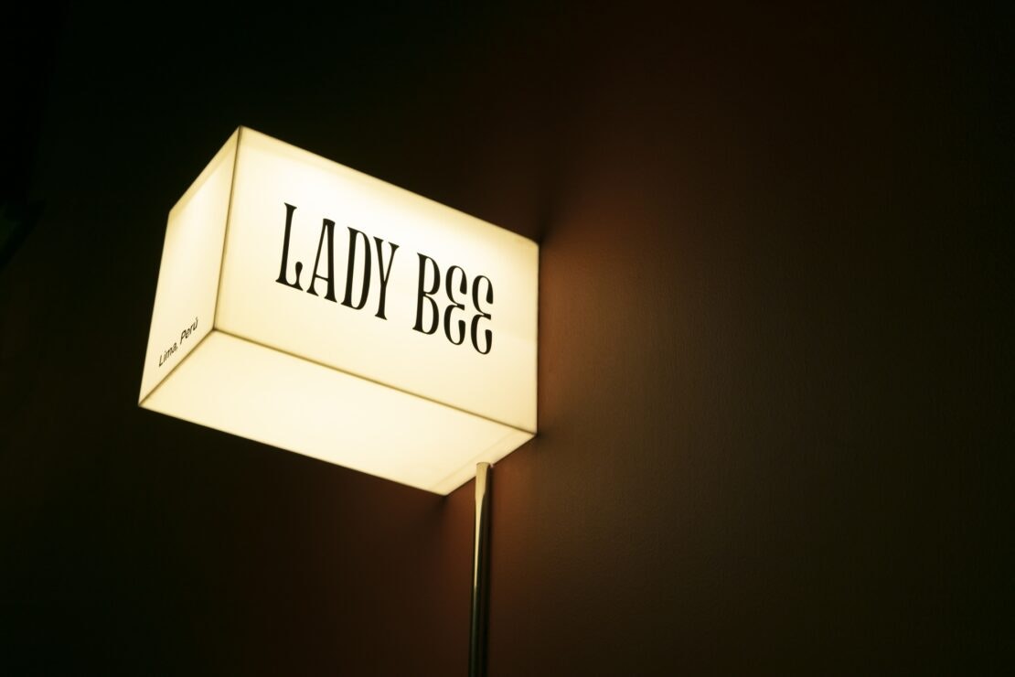 Bar lady bee (7) Bar lady bee (7)