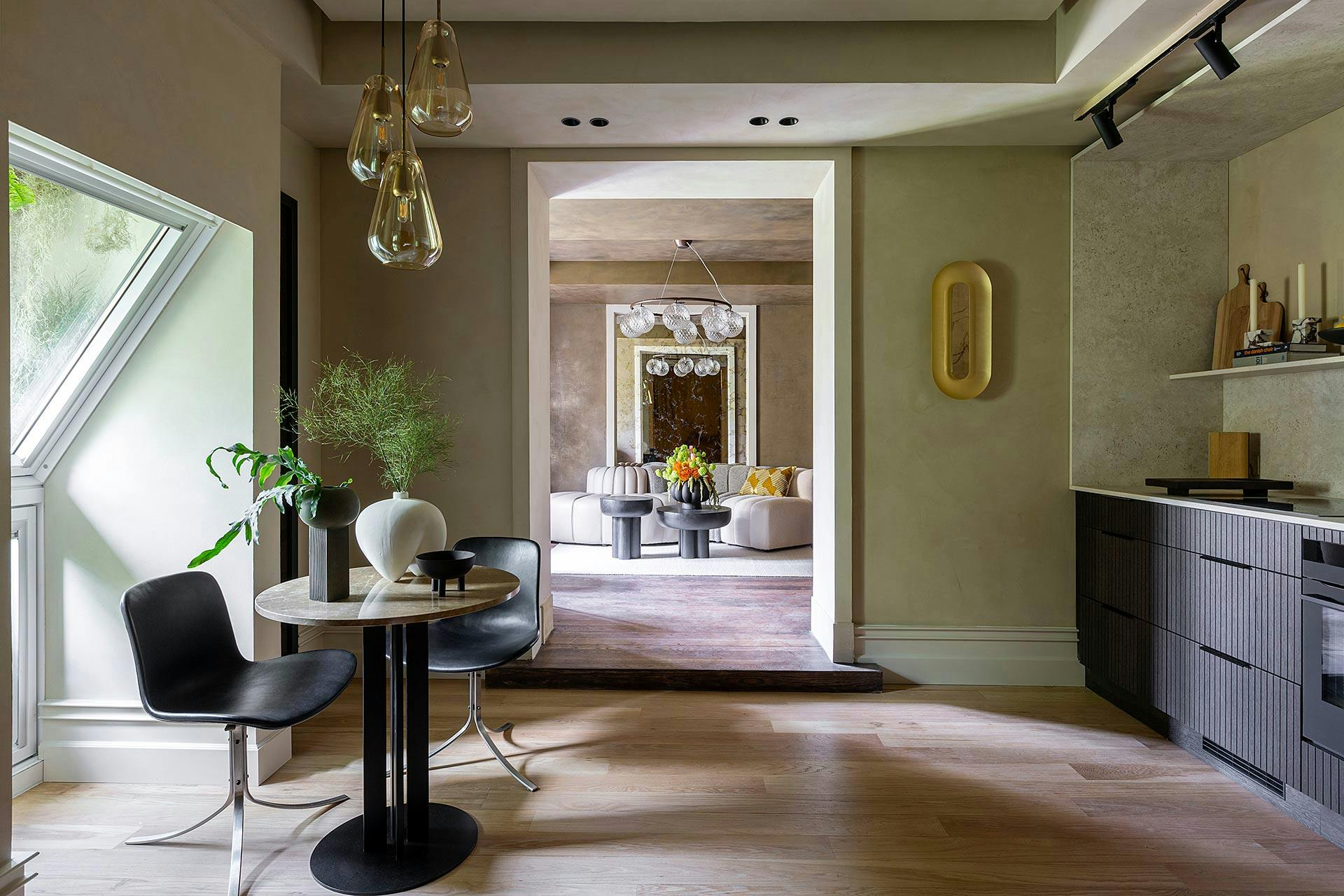 Image of casa decor 2023 salon cocina danish design comad 04.jpg?auto=format%2Ccompress&ixlib=php 3.3 in A monolithic arch in Sensa Platino gives character to a new fashion shop in Madrid - Cosentino
