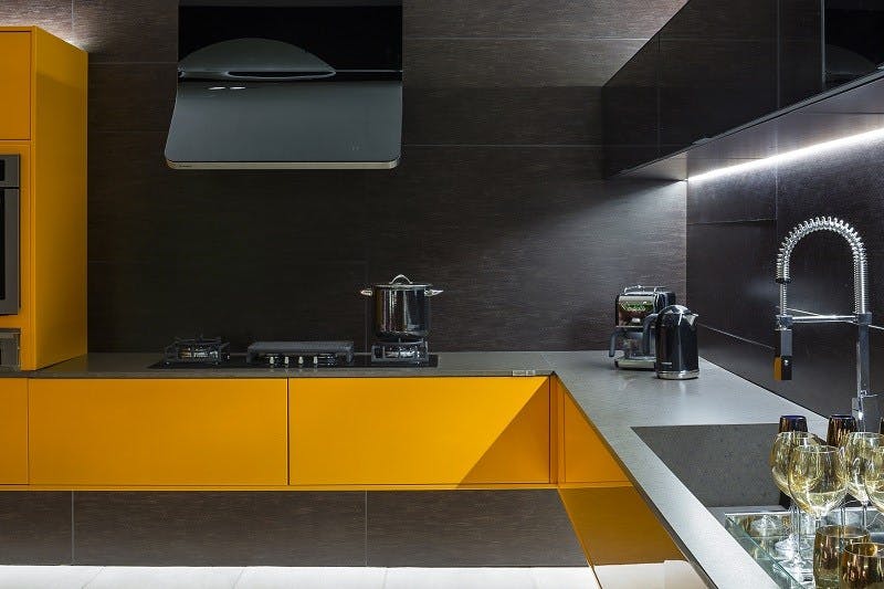 Image of cocina amarilla moderna.jpg?auto=format%2Ccompress&ixlib=php 3.3 in Moderne kjøkken - Cosentino