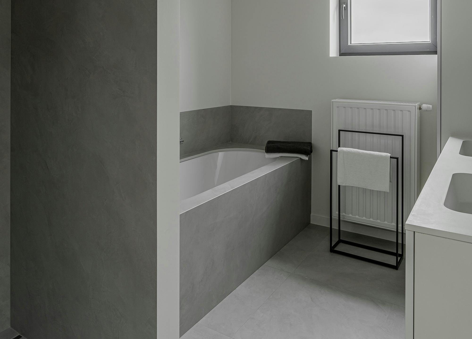 Image of Pilar Shoots Torhout HR cover bathroom.jpg?auto=format%2Ccompress&ixlib=php 3.3 in To fullverdige bad dekket av Dekton hos Ben Adams - Cosentino