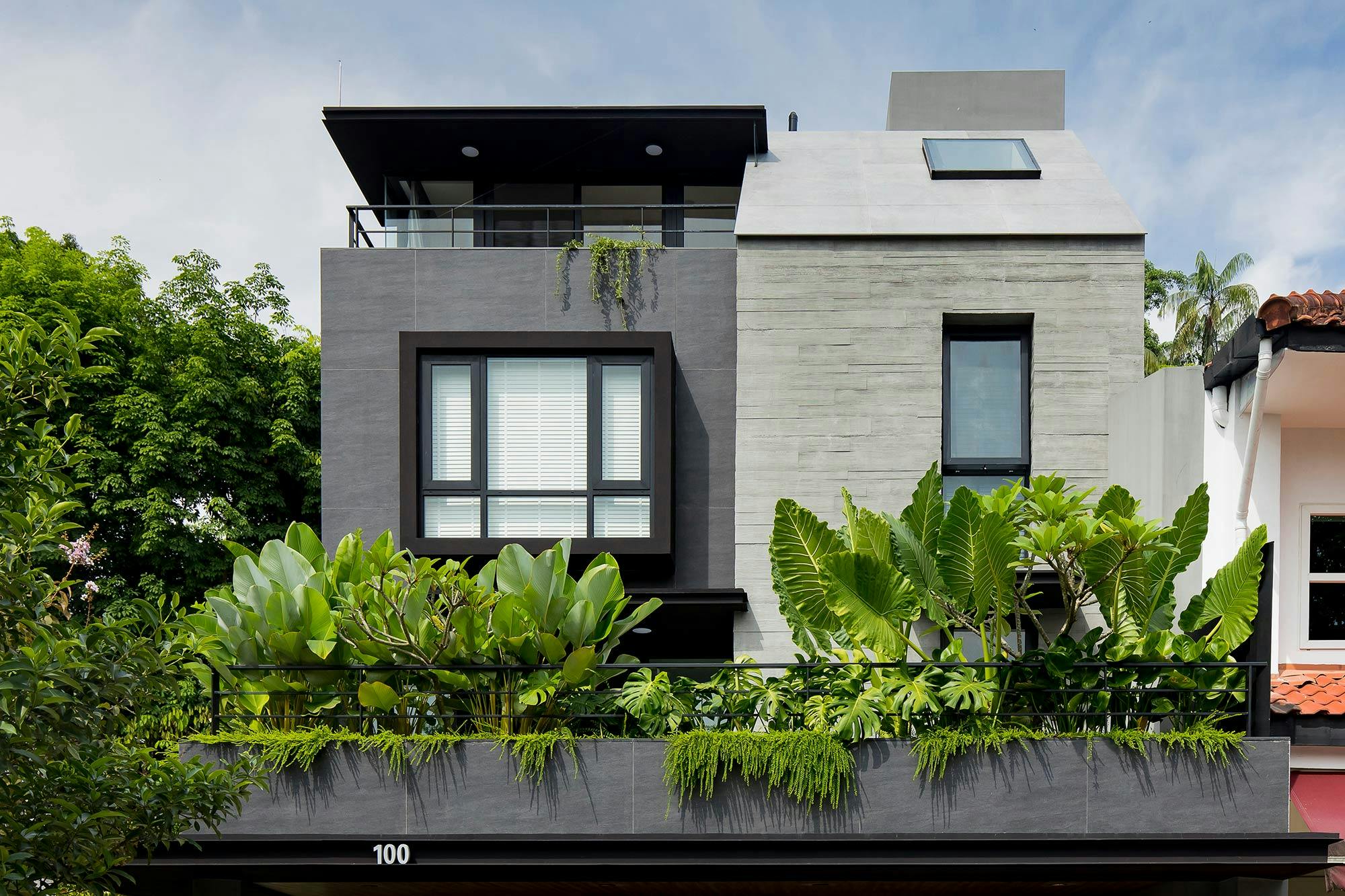 Image 36 of Kyoob Architects Residential Project 20.jpg?auto=format%2Ccompress&ixlib=php 3.3 in Spokojna i zaciszna jadalnia na świeżym powietrzu	 - Cosentino
