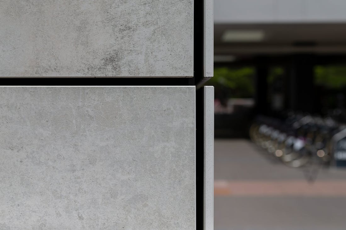 Image 38 of Crowne plaza facade 5.jpg?auto=format%2Ccompress&fit=crop&ixlib=php 3.3 in Instalatorzy - Cosentino