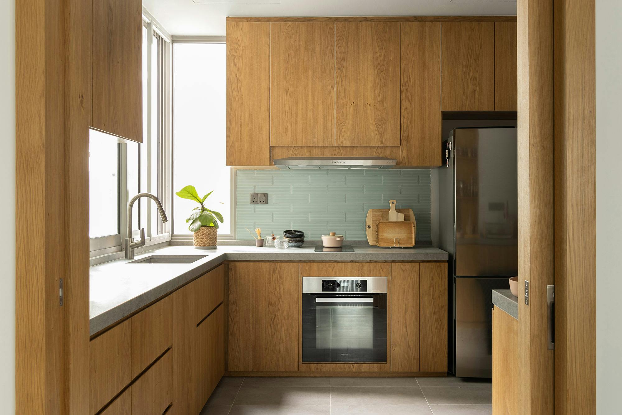 Image 33 of Yume Architects Singapur 9.jpg?auto=format%2Ccompress&ixlib=php 3.3 in A luxurious kitchen refined with two Dekton colours inspired by the finest marble - Cosentino