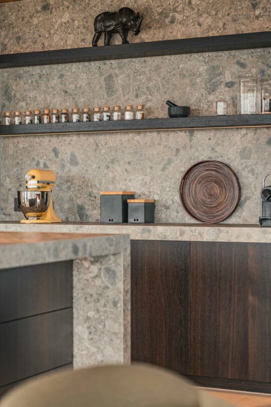 Kitchen with ktichen island (1) Kitchen with ktichen island (1)