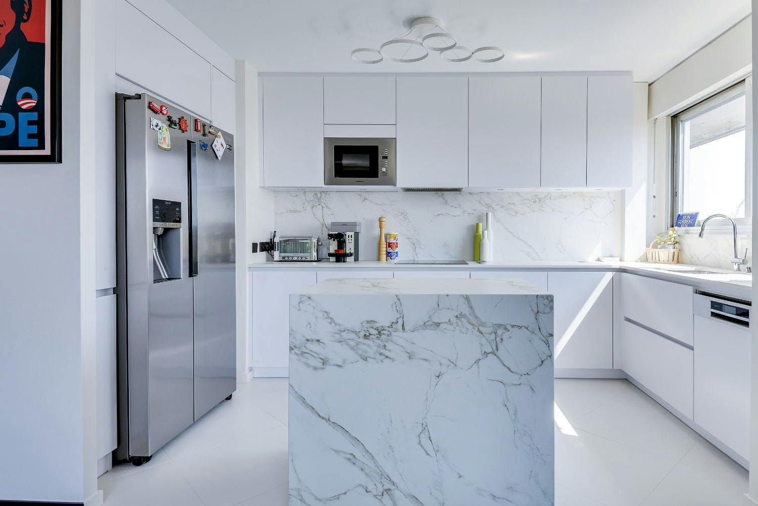 Escorredor de louça suspenso  Kitchen design plans, Minimal kitchen  design, Interior kitchen small