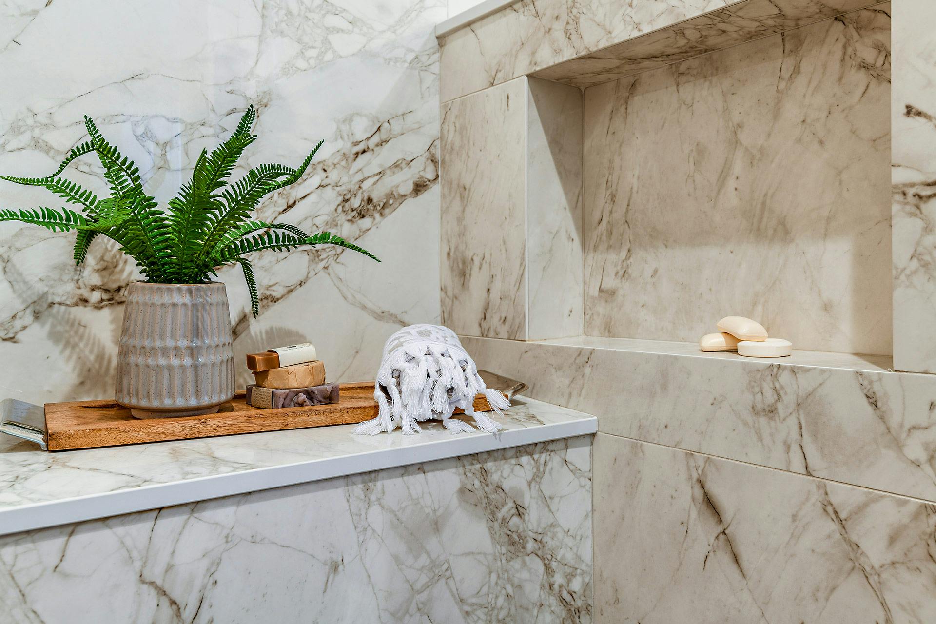Imagem número 32 da actual secção de Em Sacramento, o Dekton Bergen transforma um banheiro usando um estilo que mescla o clássico e o moderno em Sacramento	 da Cosentino Portugal