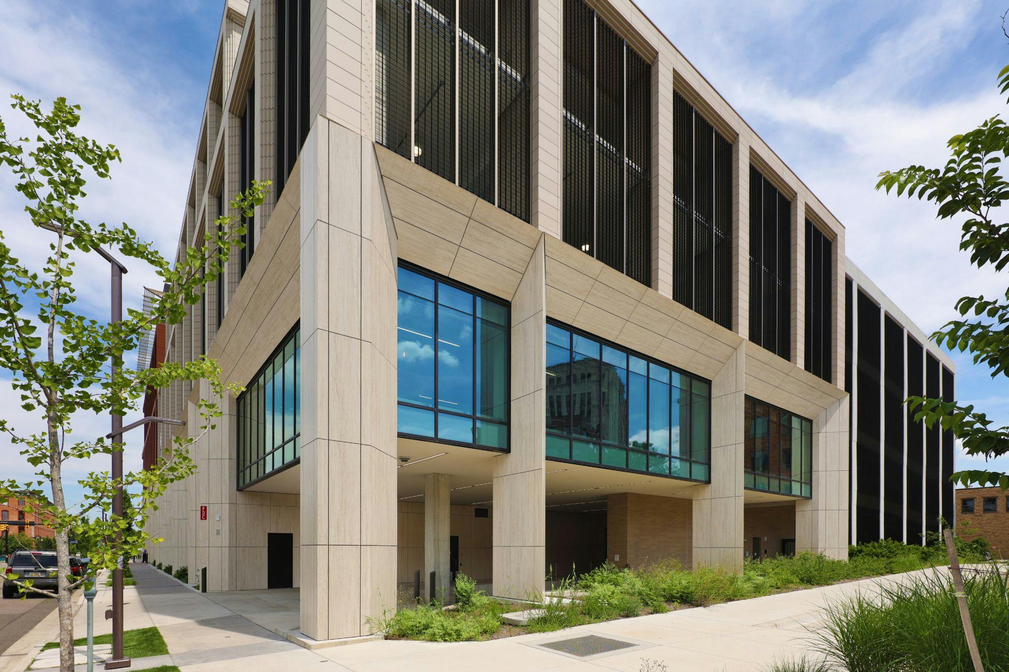 Imagem número 34 da actual secção de A complex Dekton facade for The Warner Building in Michigan da Cosentino Portugal