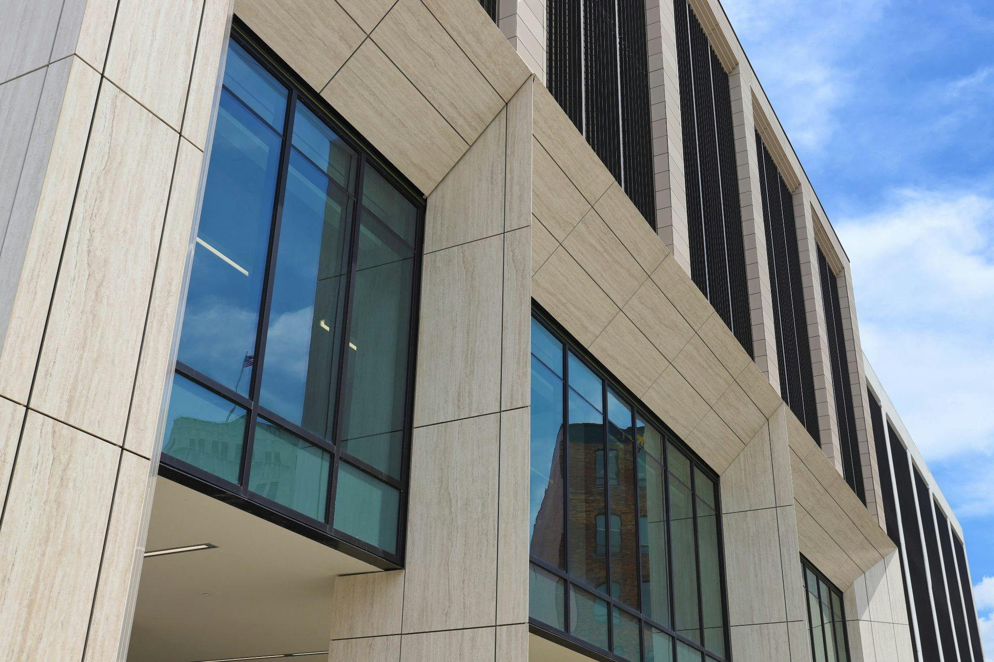 Imagem número 37 da actual secção de A complex Dekton facade for The Warner Building in Michigan da Cosentino Portugal