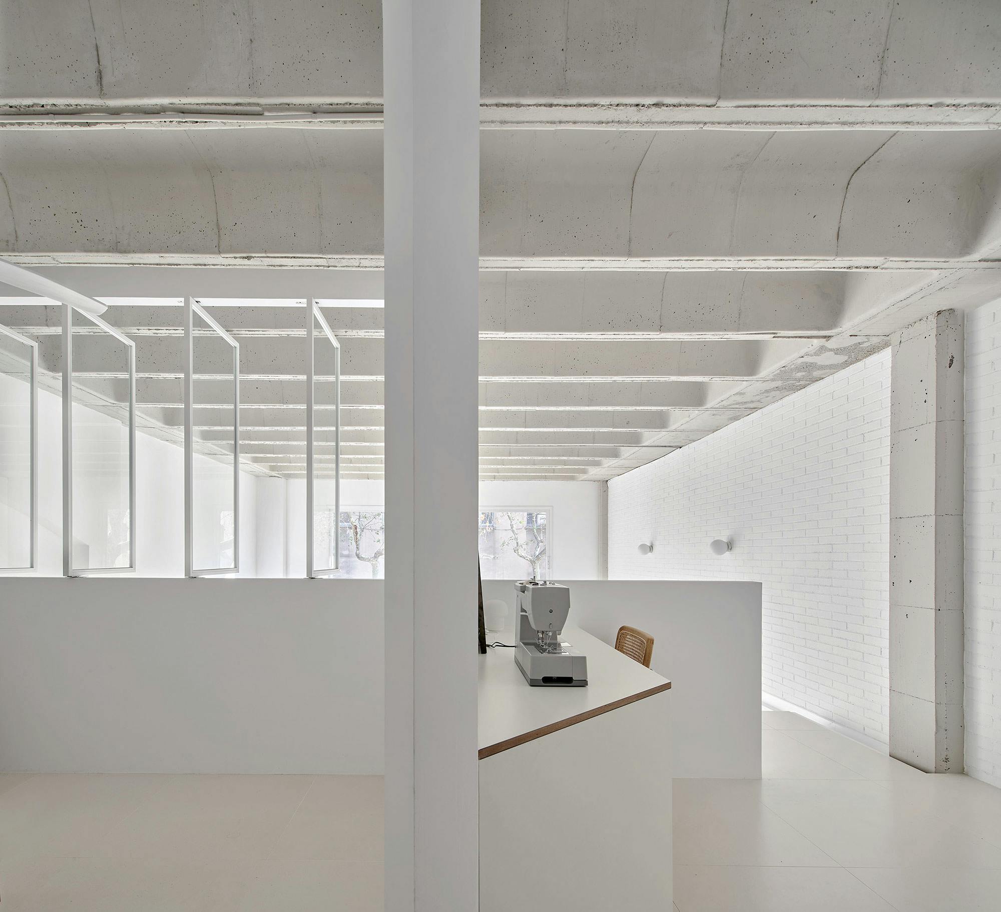 Imagem número 35 da actual secção de A striking loft in Barcelona chooses Dekton to create the perfect seamless and underfloor heating da Cosentino Portugal