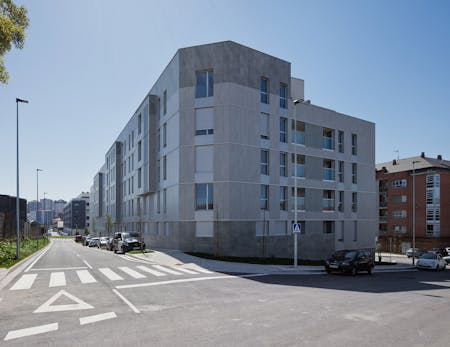 Imagem de fachada albericia santander dekton 20.jpg?auto=format%2Ccompress&fit=crop&ixlib=php 3.3 - Cosentino Portugal Imagem número 37 da actual secção de Compact style for a subsidised housing building da Cosentino Portugal