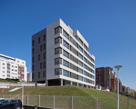 Imagem de fachada ernest lluch santander dekton keon 1.jpg?auto=format%2Ccompress&fit=crop&ixlib=php 3.3 - Cosentino Portugal Imagem número 38 da actual secção de A façade that masterfully combines concrete, steel and Dekton da Cosentino Portugal