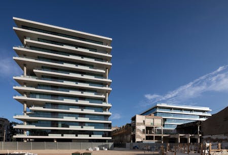 Imagem de fachada sea towers dekton 4.jpg?auto=format%2Ccompress&fit=crop&ixlib=php 3.3 - Cosentino Portugal Imagem número 39 da actual secção de Dekton contributes to the character of one of the most sustainable buildings in Spain da Cosentino Portugal