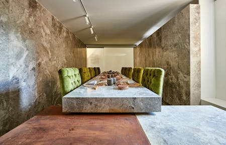 Imagem de mesas casas colgadas cuenca sala vip 2.jpg?auto=format%2Ccompress&fit=crop&ixlib=php 3.3 - Cosentino Portugal Imagem número 30 da actual secção de Two restaurants with a shared kitchen achieve visual continuity thanks to Dekton da Cosentino Portugal