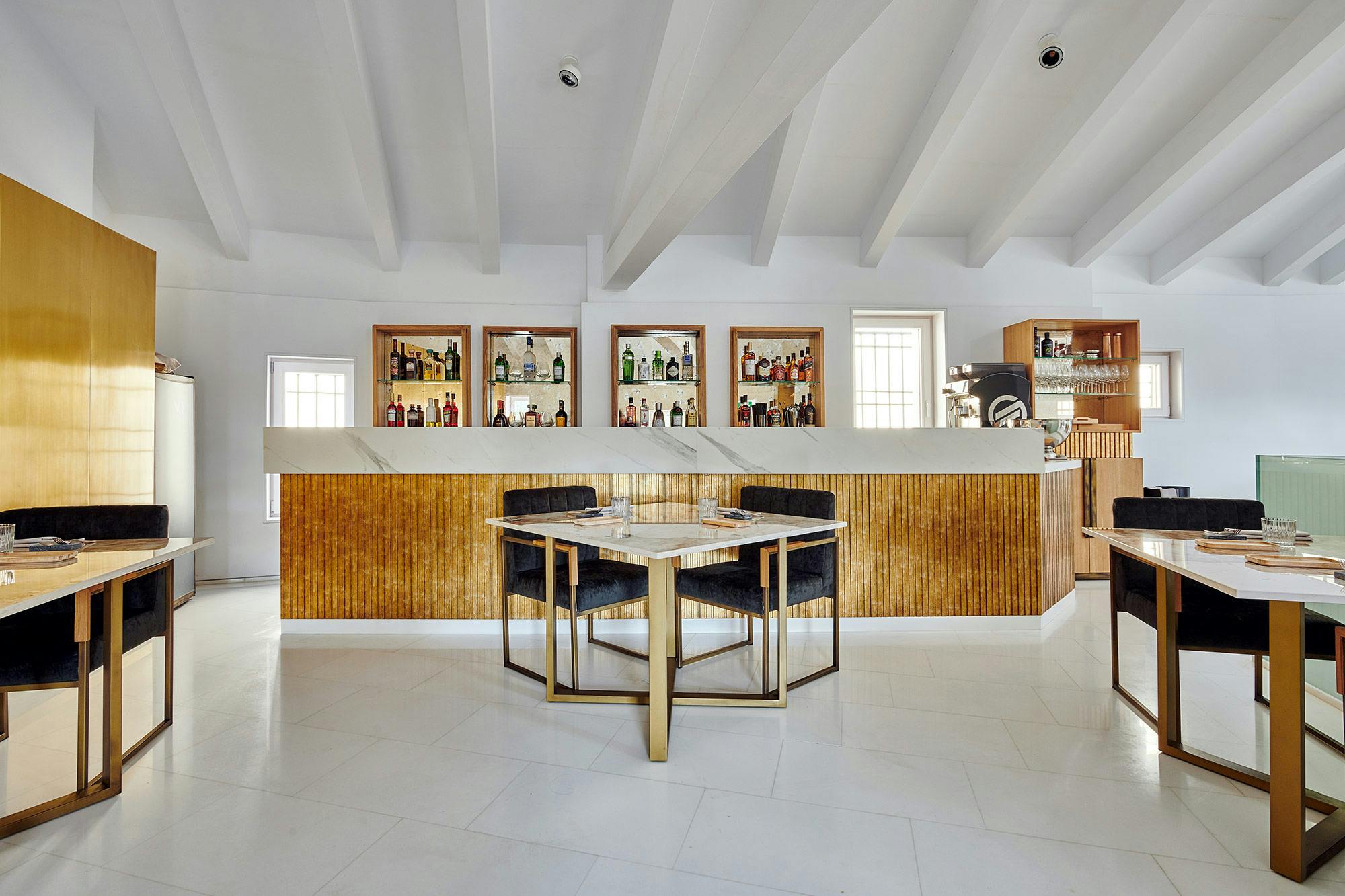 Imagem número 36 da actual secção de Two restaurants with a shared kitchen achieve visual continuity thanks to Dekton da Cosentino Portugal