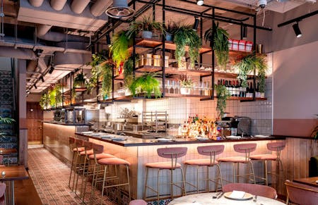 Imagem de nutshell restaurant 3.jpg?auto=format%2Ccompress&fit=crop&ixlib=php 3.3 - Cosentino Portugal Imagem número 31 da actual secção de Dekton adds character to a neat and refined London restaurant da Cosentino Portugal