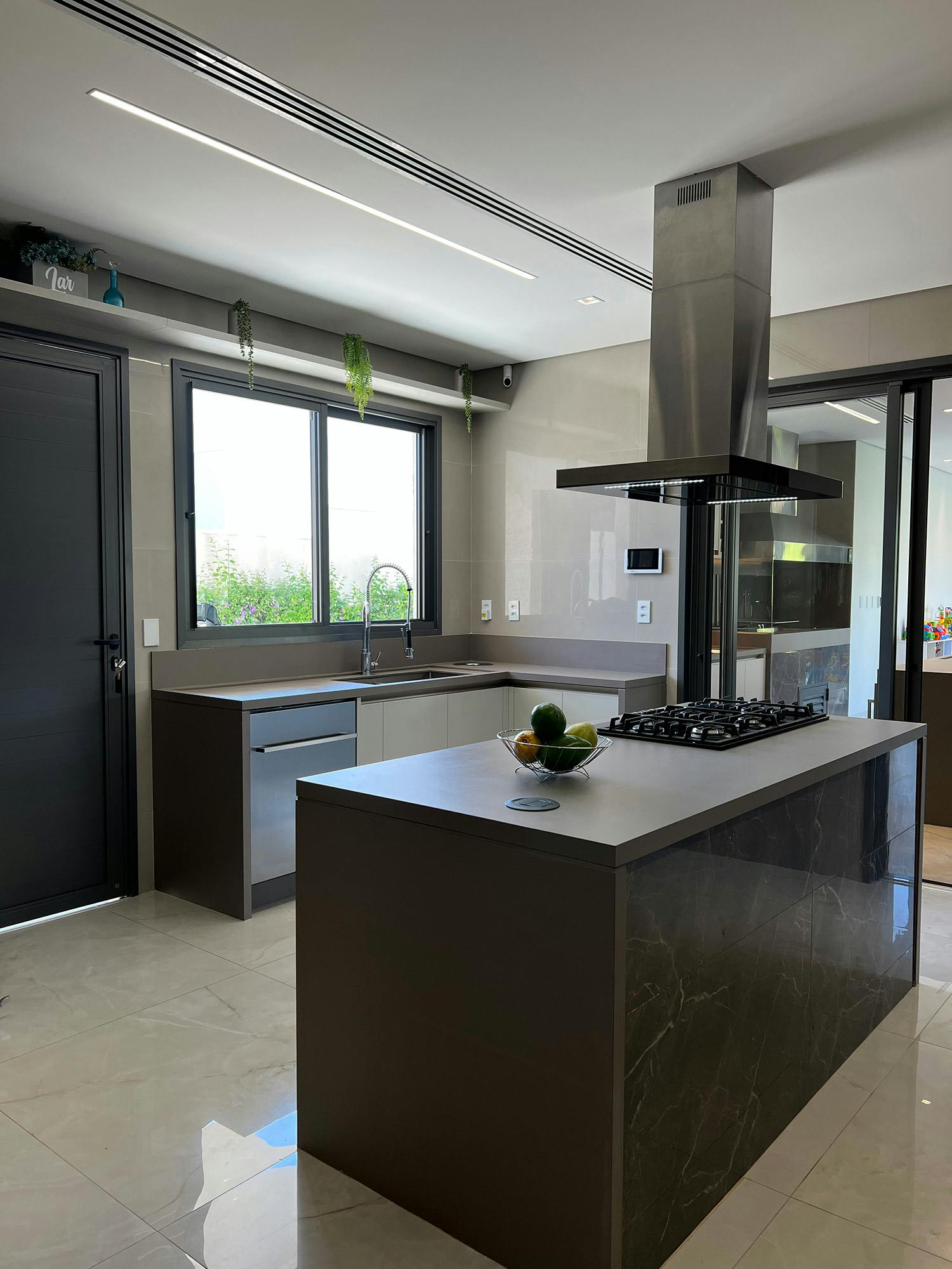 Imagem número 40 da actual secção de Silestone e Dekton revestem a escadaria, a cozinha e os banheiros de uma casa brasileira moderna da Cosentino Portugal