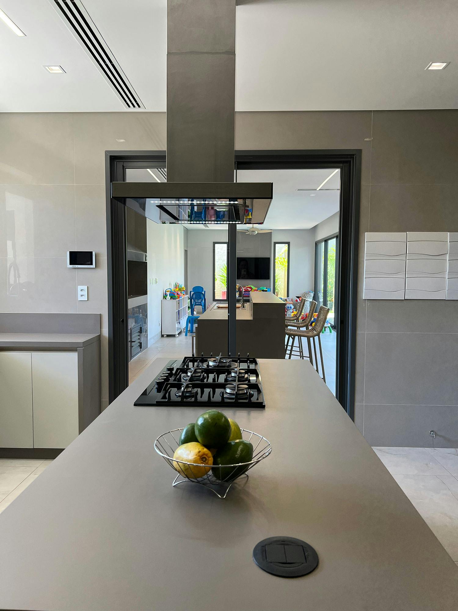 Imagem número 35 da actual secção de Silestone e Dekton revestem a escadaria, a cozinha e os banheiros de uma casa brasileira moderna da Cosentino Portugal