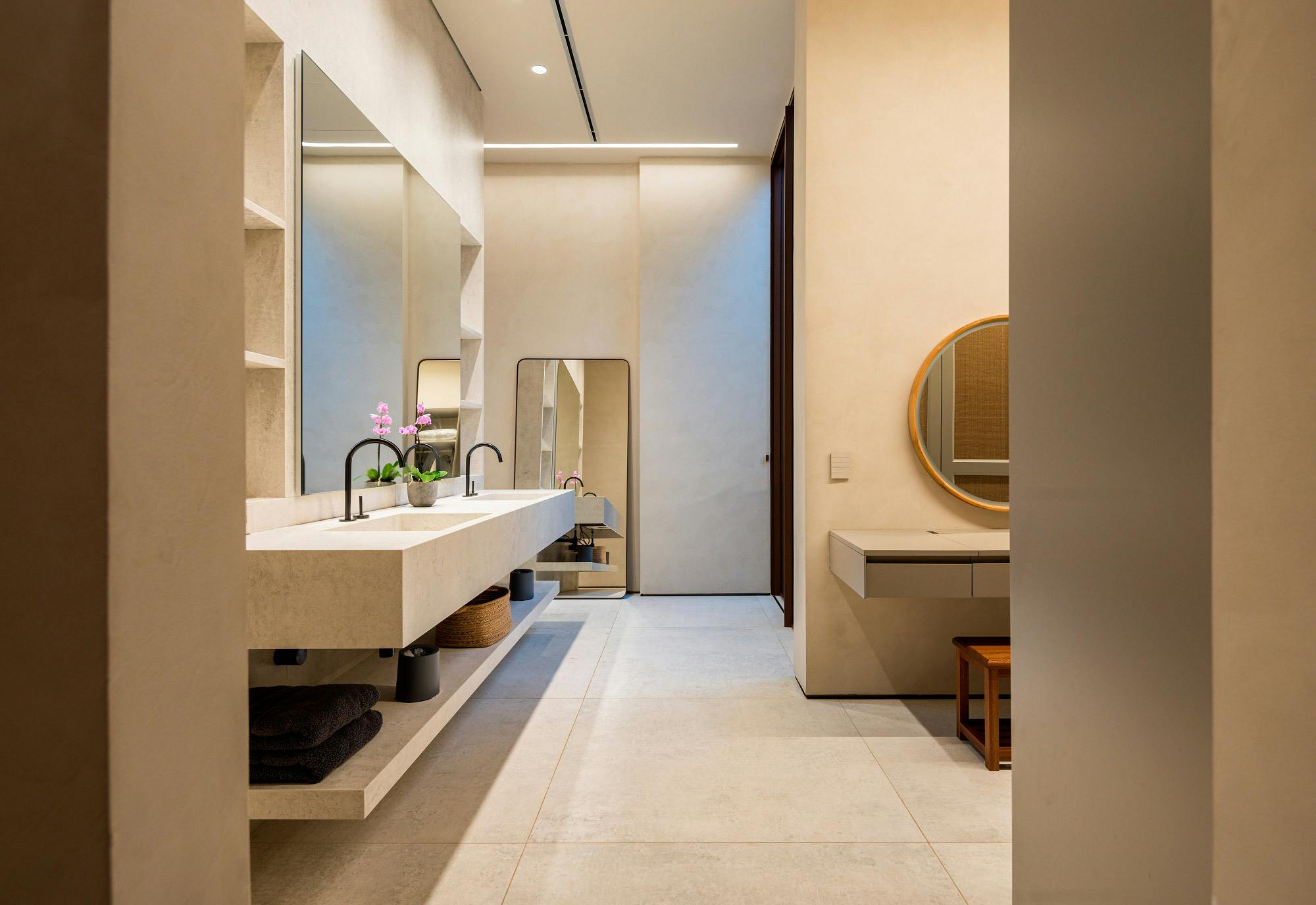 Imagem número 45 da actual secção de Silestone e Dekton revestem a escadaria, a cozinha e os banheiros de uma casa brasileira moderna da Cosentino Portugal