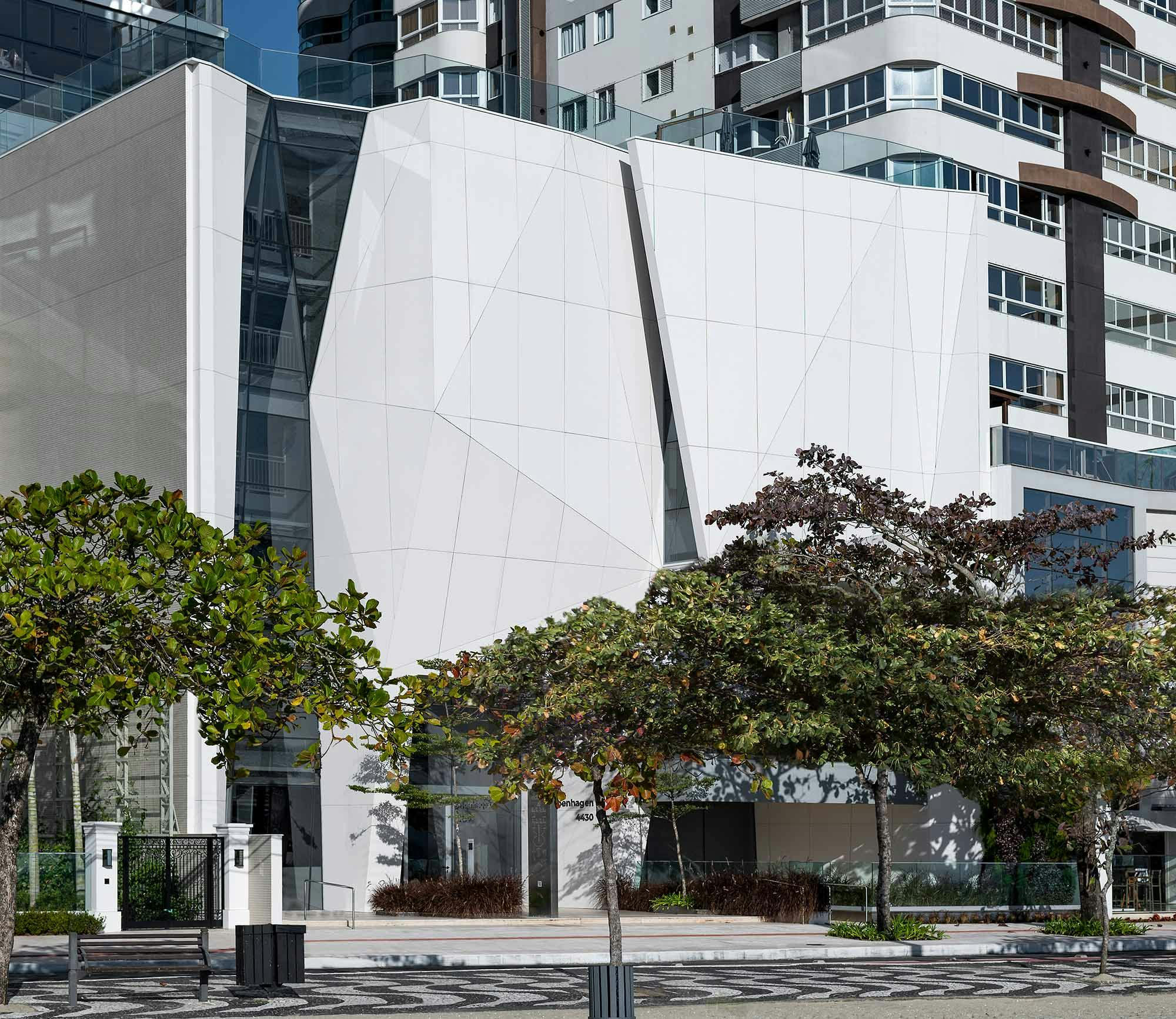 Imagem número 32 da actual secção de O Edifício Copenhagen, um dos arranha-céus mais finos do Brasil, se entrega à beleza de Dekton Uyuni em sua fachada da Cosentino Portugal