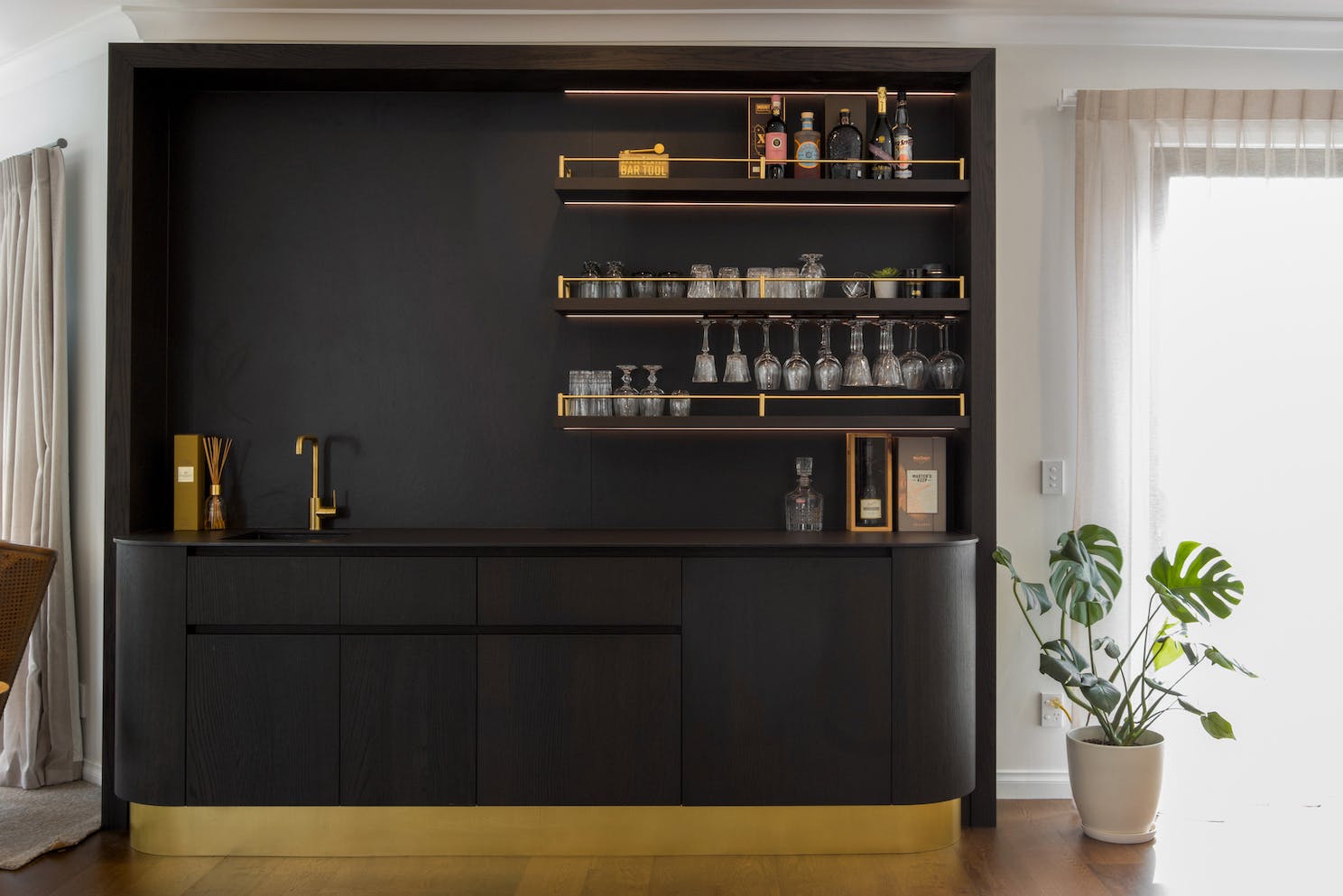 Imagem número 47 da actual secção de Dekton Sirius adds a welcoming touch to the kitchens of a residential development in Dubai da Cosentino Portugal