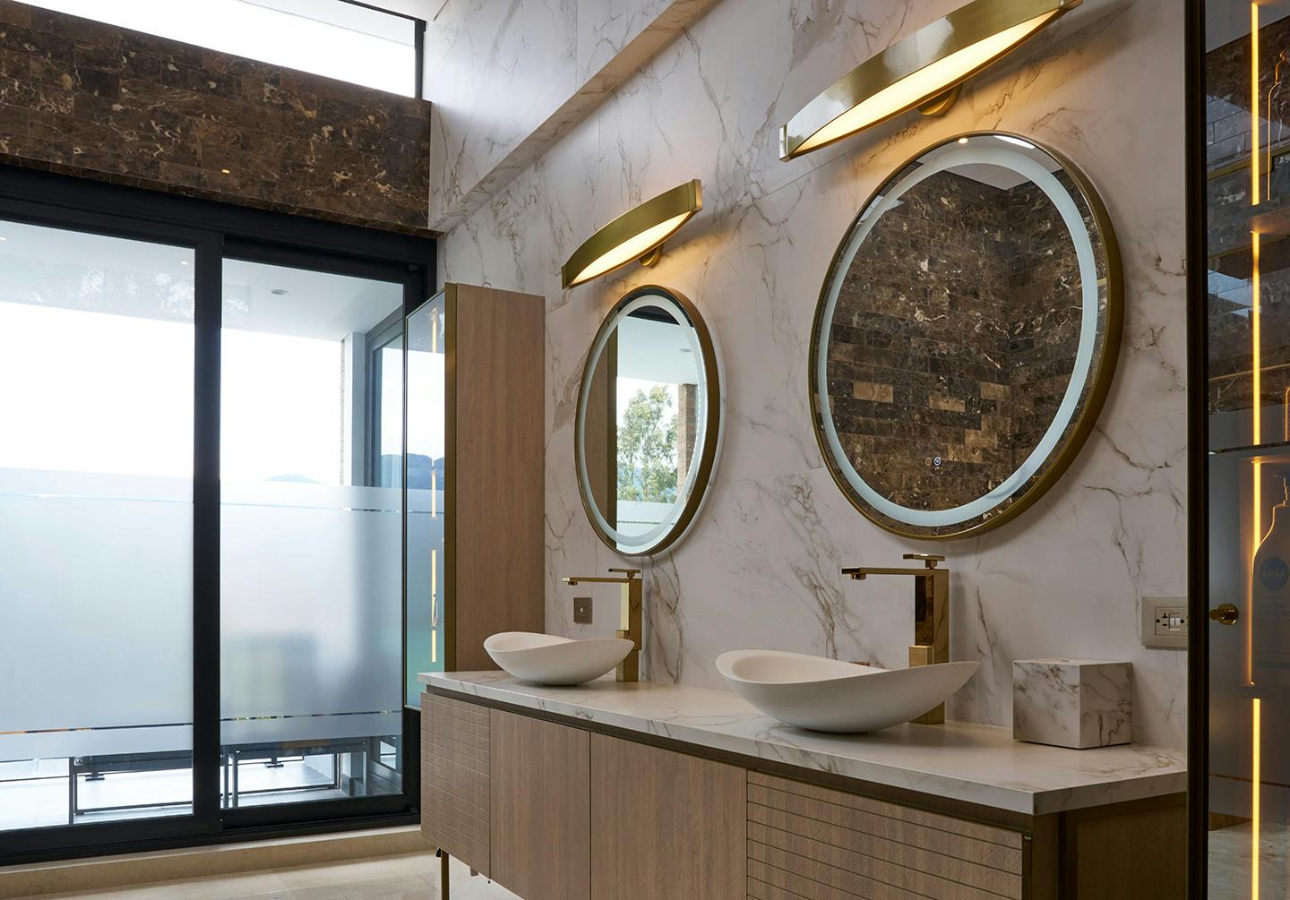 Imagem número 44 da actual secção de Two full-fledged bathrooms covered by Dekton at Ben Adams da Cosentino Portugal