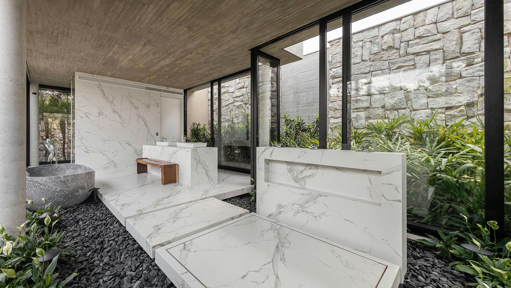 Imagem número 49 da actual secção de Silestone e Dekton revestem a escadaria, a cozinha e os banheiros de uma casa brasileira moderna da Cosentino Portugal