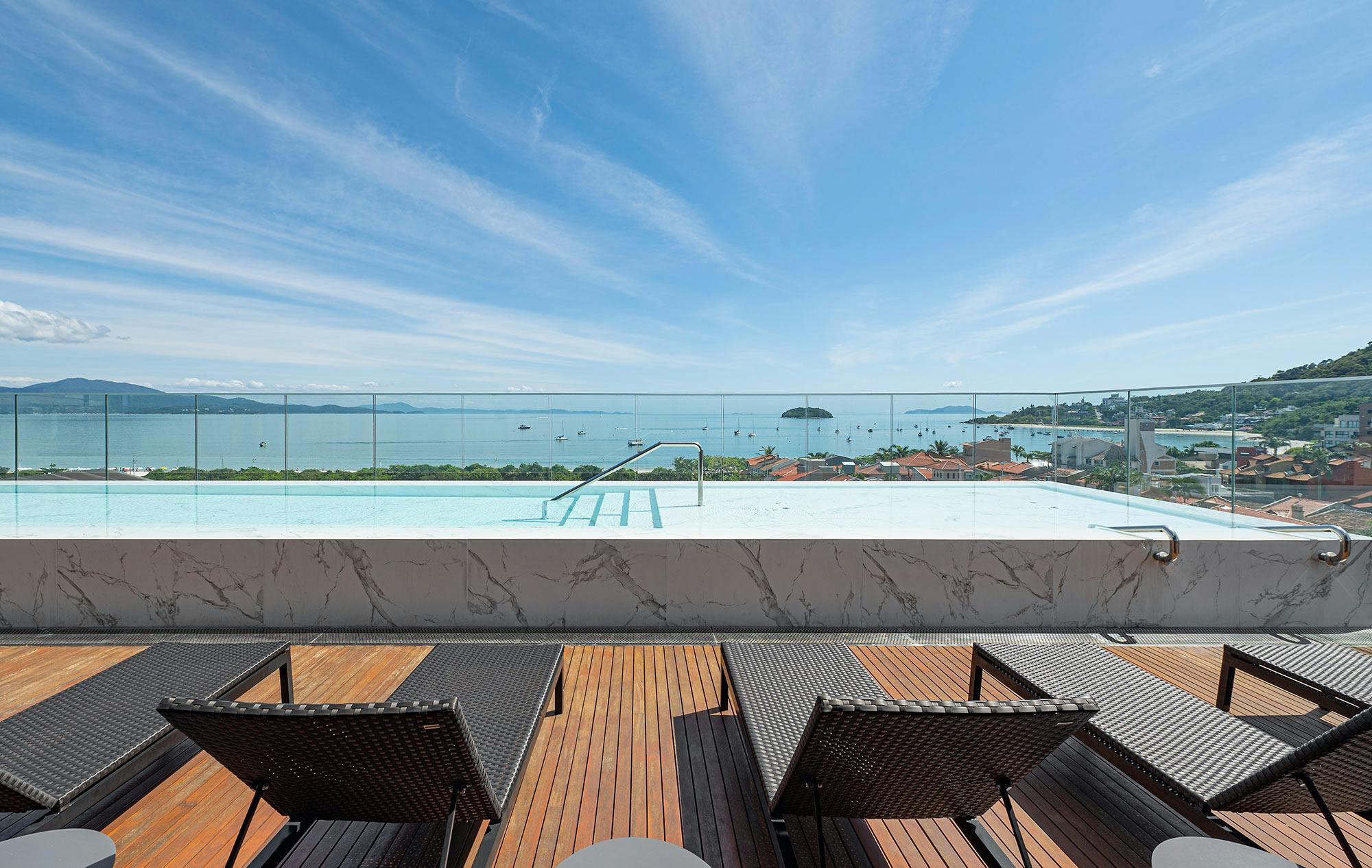 Piscina-rooftop-Jurere-arq-Jobim-(2) Image 45 of Piscina rooftop Jurere arq Jobim 2.jpg?auto=format%2Ccompress&ixlib=php 3.3 in Serviços integrais para projetos internacionais - Cosentino
