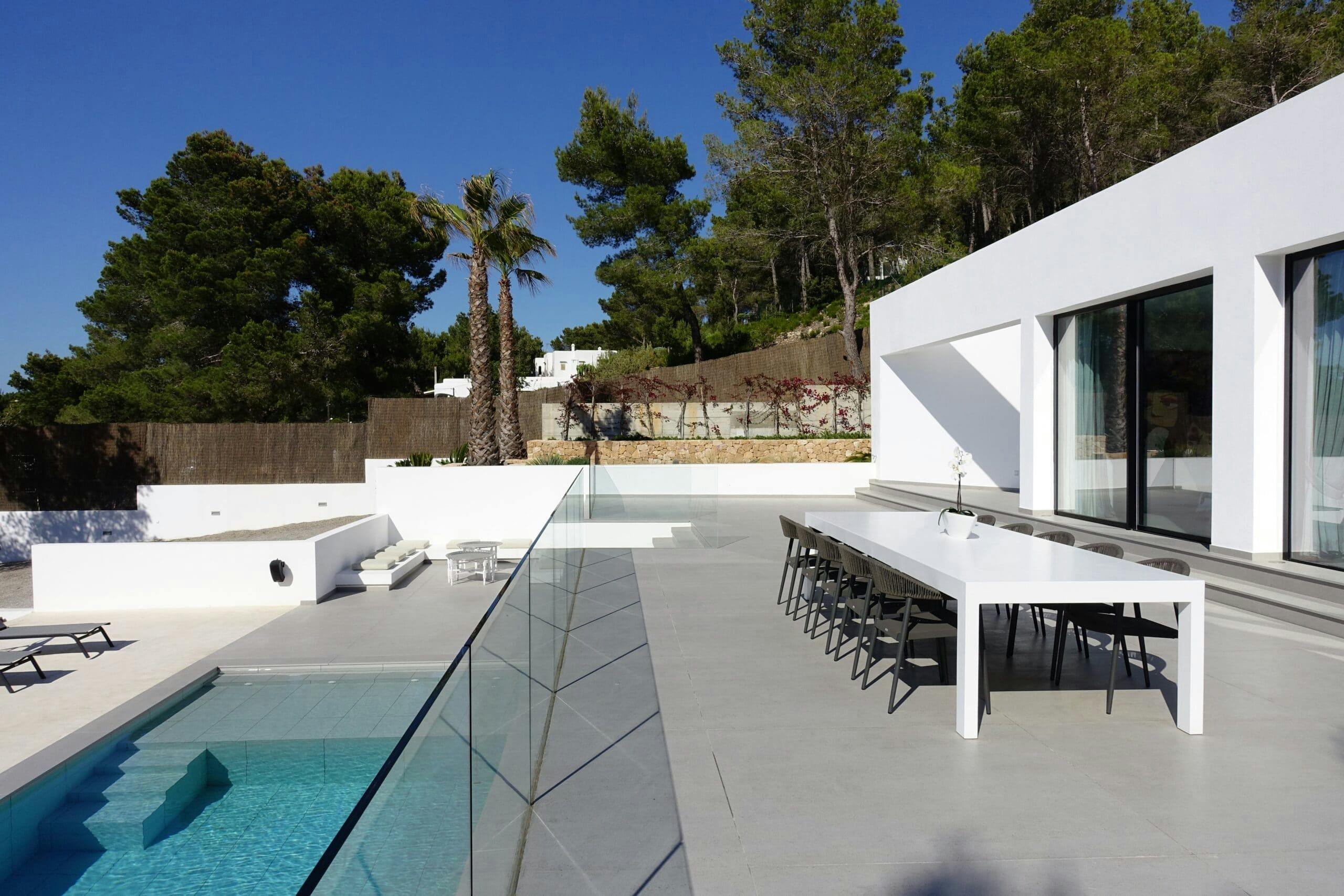 Imagem número 34 da actual secção de A modern house in Almería emphasises its contemporary lines by using Dekton for the floor and the interior of the swimming pool da Cosentino Portugal