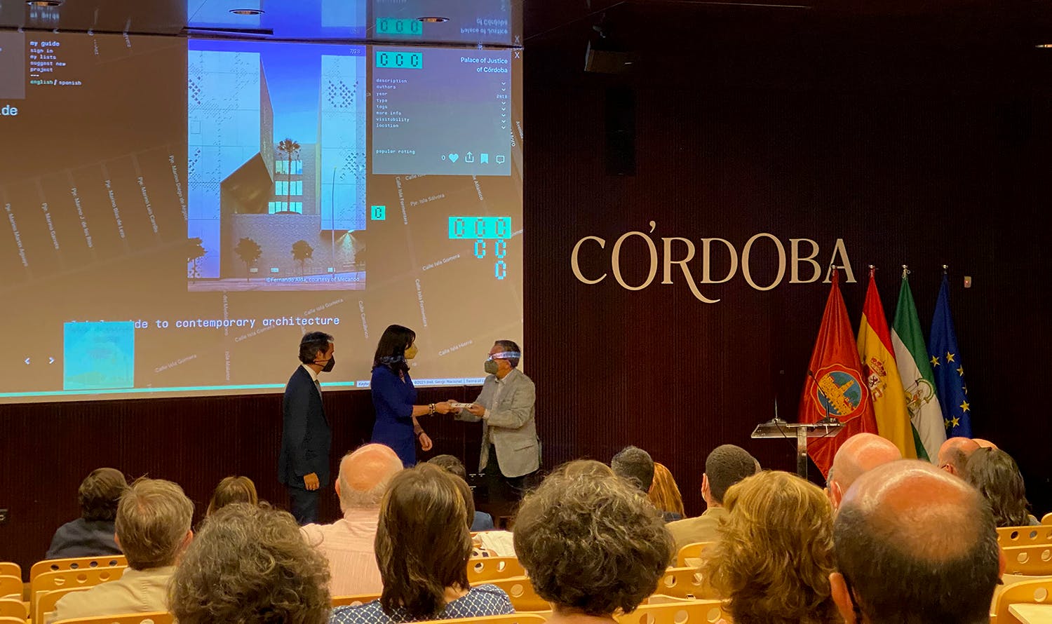 Santiago Alfonso entrega la distincion a la Ciudad de la Justicia La arquitectura contemporánea de Córdoba se incorpora a la “C-guide” Cosentino España
